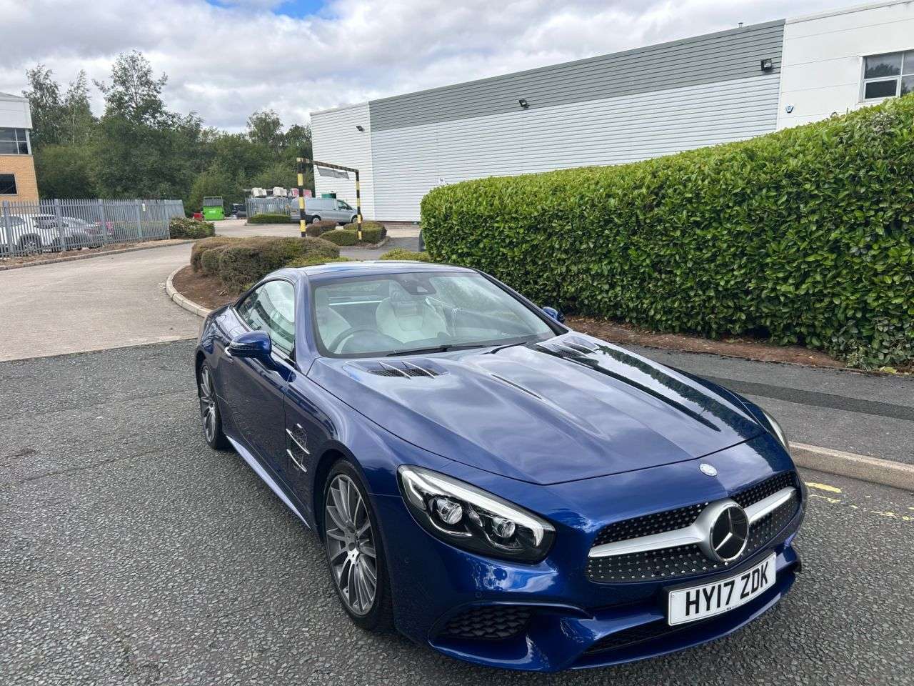 A 2017 MERCEDES-BENZ SL CLASS 3.0 SL400 V6 AMG Line Roadster 2dr Petrol G-Tronic+ Euro 6 (s/s) (367 ps)-F A 2017 MERCEDES-BENZ SL CLASS 3.0 SL400 V6 AMG Line Roadster 2dr Petrol G-Tronic+ Euro 6 (s/s) (367 ps)-F