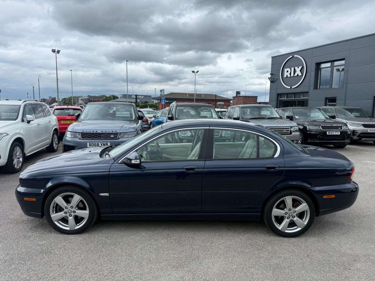 A 2009 JAGUAR X-TYPE 2.2D DPF SE Saloon 4dr Diesel Automatic (184 g/km, 143 bhp) A 2009 JAGUAR X-TYPE 2.2D DPF SE Saloon 4dr Diesel Automatic (184 g/km, 143 bhp)