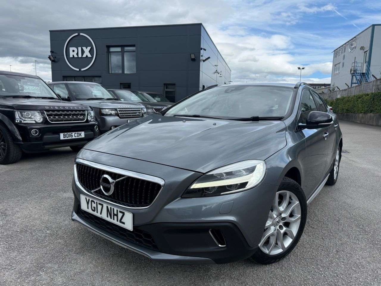 A 2017 VOLVO V40 CROSS COUNTRY 1.5 T3 Pro Hatchback 5dr Petrol Auto Euro 6 (s/s) (152 ps) A 2017 VOLVO V40 CROSS COUNTRY 1.5 T3 Pro Hatchback 5dr Petrol Auto Euro 6 (s/s) (152 ps)