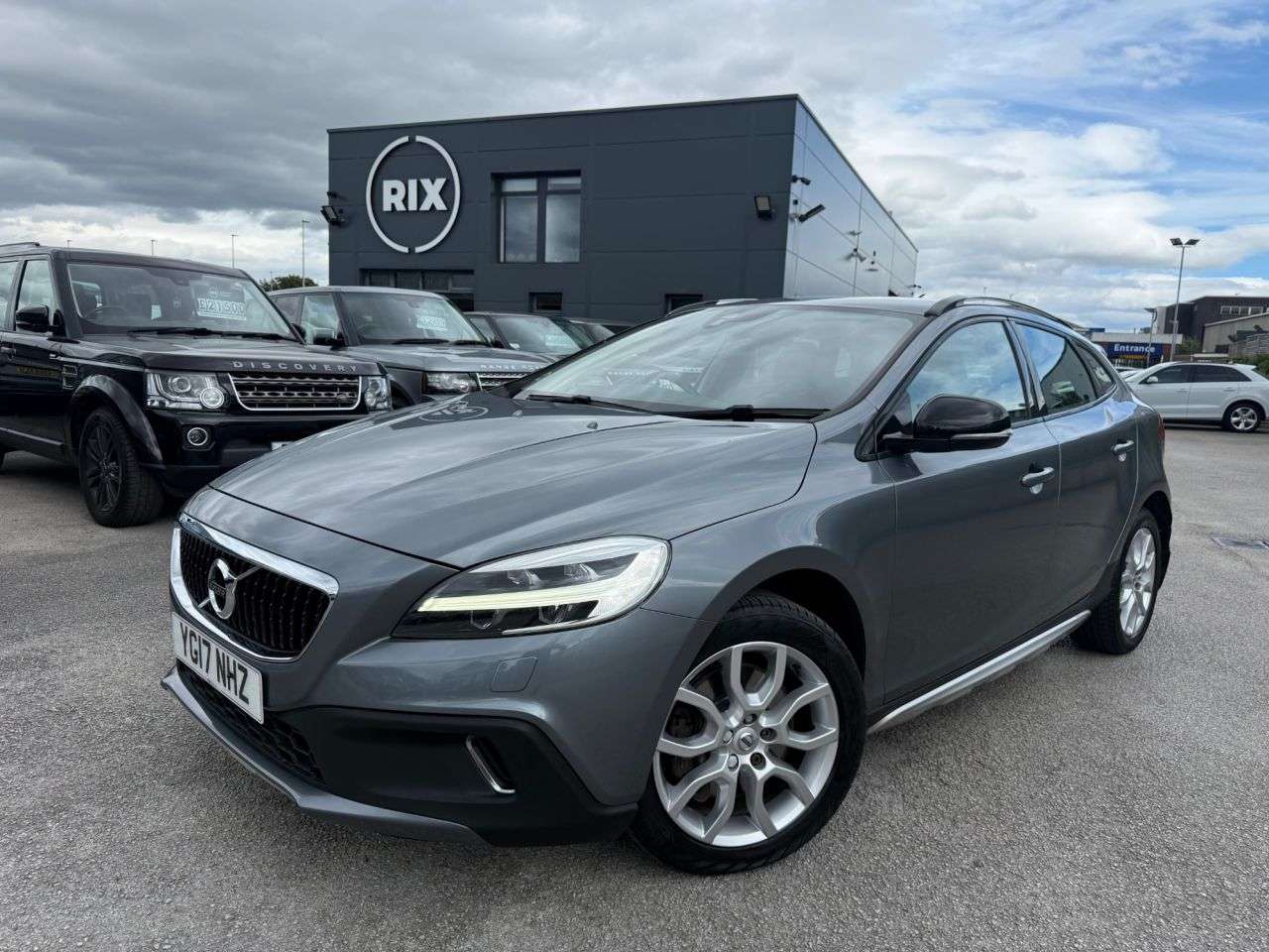 A 2017 VOLVO V40 CROSS COUNTRY 1.5 T3 Pro Hatchback 5dr Petrol Auto Euro 6 (s/s) (152 ps) A 2017 VOLVO V40 CROSS COUNTRY 1.5 T3 Pro Hatchback 5dr Petrol Auto Euro 6 (s/s) (152 ps)