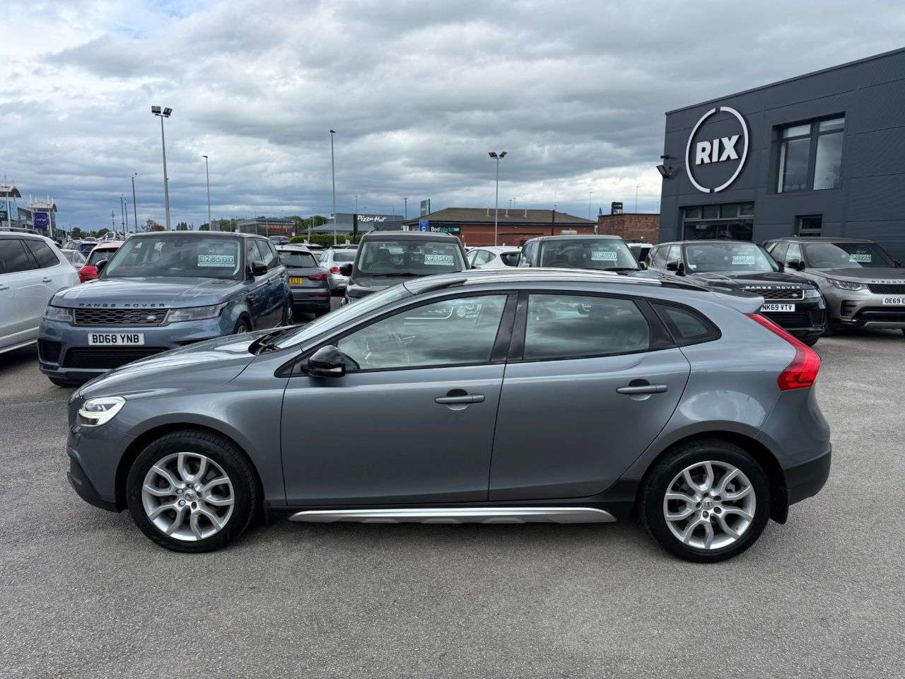 A 2017 VOLVO V40 CROSS COUNTRY 1.5 T3 Pro Hatchback 5dr Petrol Auto Euro 6 (s/s) (152 ps) A 2017 VOLVO V40 CROSS COUNTRY 1.5 T3 Pro Hatchback 5dr Petrol Auto Euro 6 (s/s) (152 ps)
