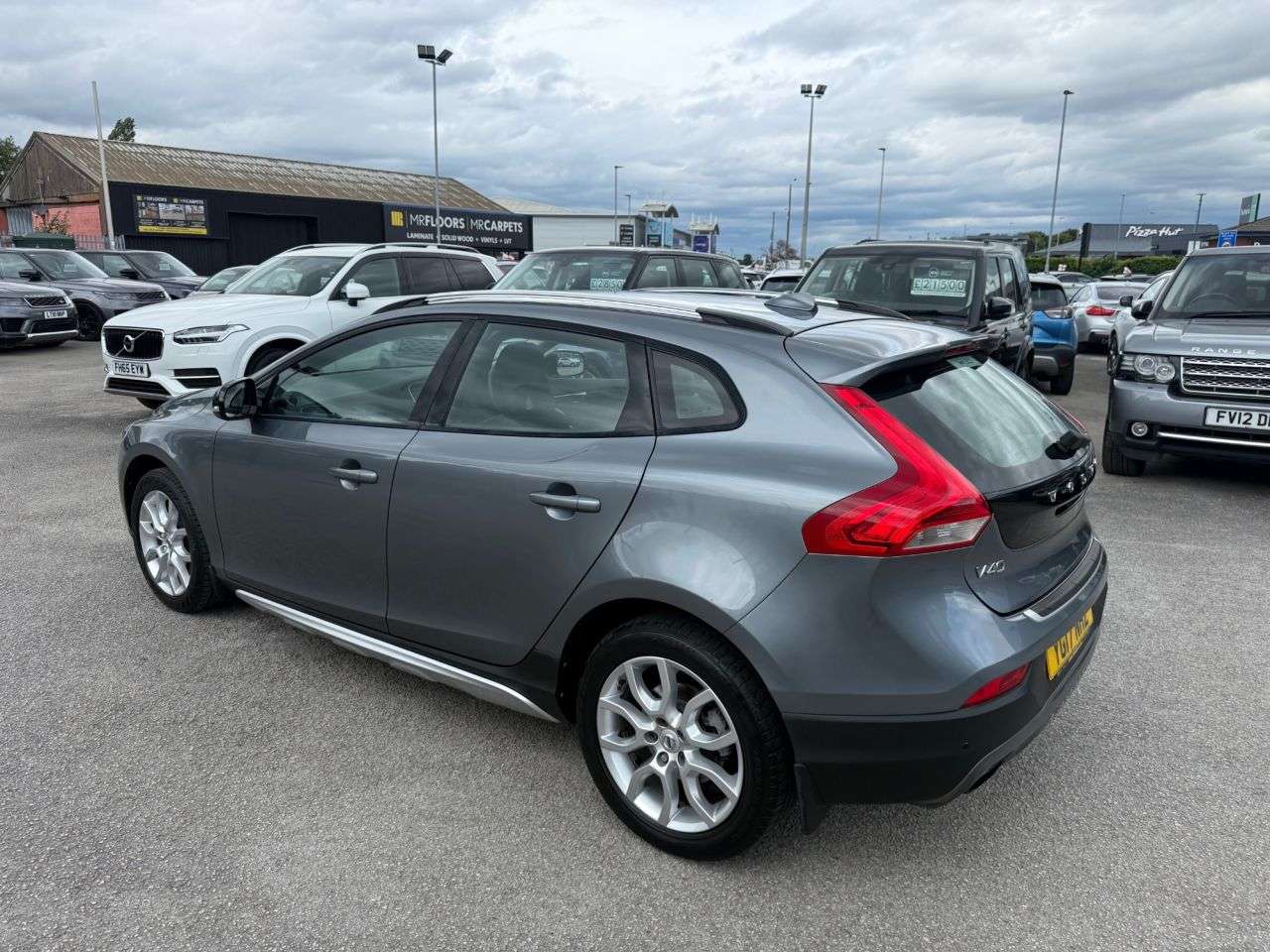 A 2017 VOLVO V40 CROSS COUNTRY 1.5 T3 Pro Hatchback 5dr Petrol Auto Euro 6 (s/s) (152 ps) A 2017 VOLVO V40 CROSS COUNTRY 1.5 T3 Pro Hatchback 5dr Petrol Auto Euro 6 (s/s) (152 ps)