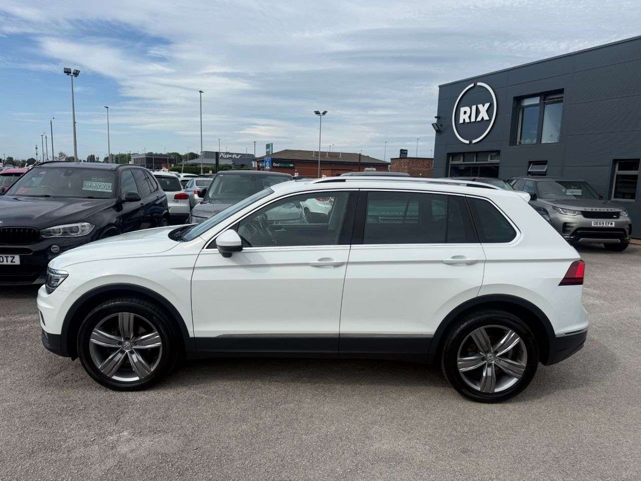 A 2018 VOLKSWAGEN TIGUAN 2.0 TDI SEL SUV 5dr Diesel Manual Euro 6-2 OWNERS FROM NEW-PANORAMIC GLASS A 2018 VOLKSWAGEN TIGUAN 2.0 TDI SEL SUV 5dr Diesel Manual Euro 6-2 OWNERS FROM NEW-PANORAMIC GLASS