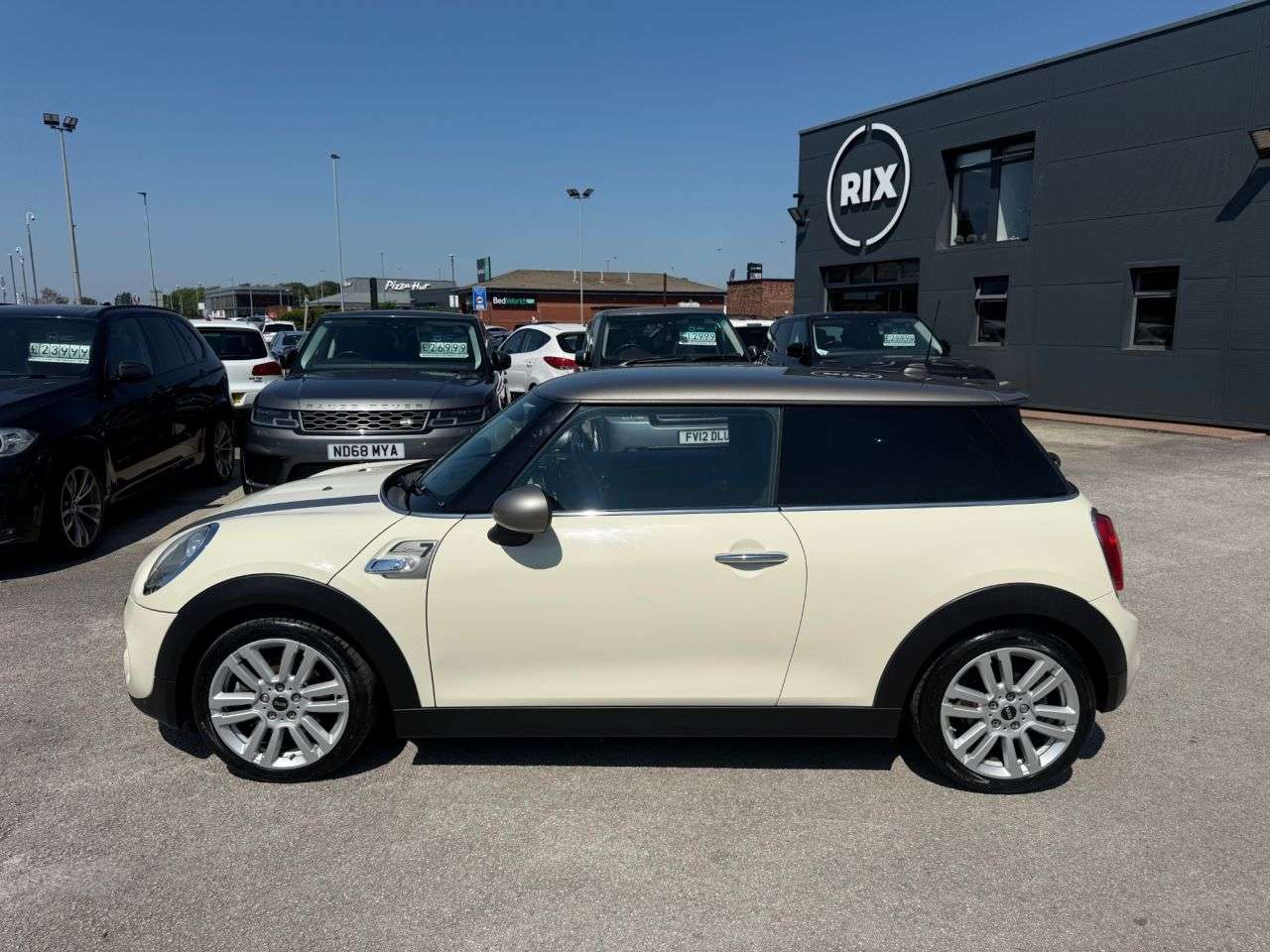 A 2017 MINI HATCH 2.0 Cooper S Seven Hatchback 3dr Petrol Manual Euro 6-FINISHED IN PEPPER WH A 2017 MINI HATCH 2.0 Cooper S Seven Hatchback 3dr Petrol Manual Euro 6-FINISHED IN PEPPER WH