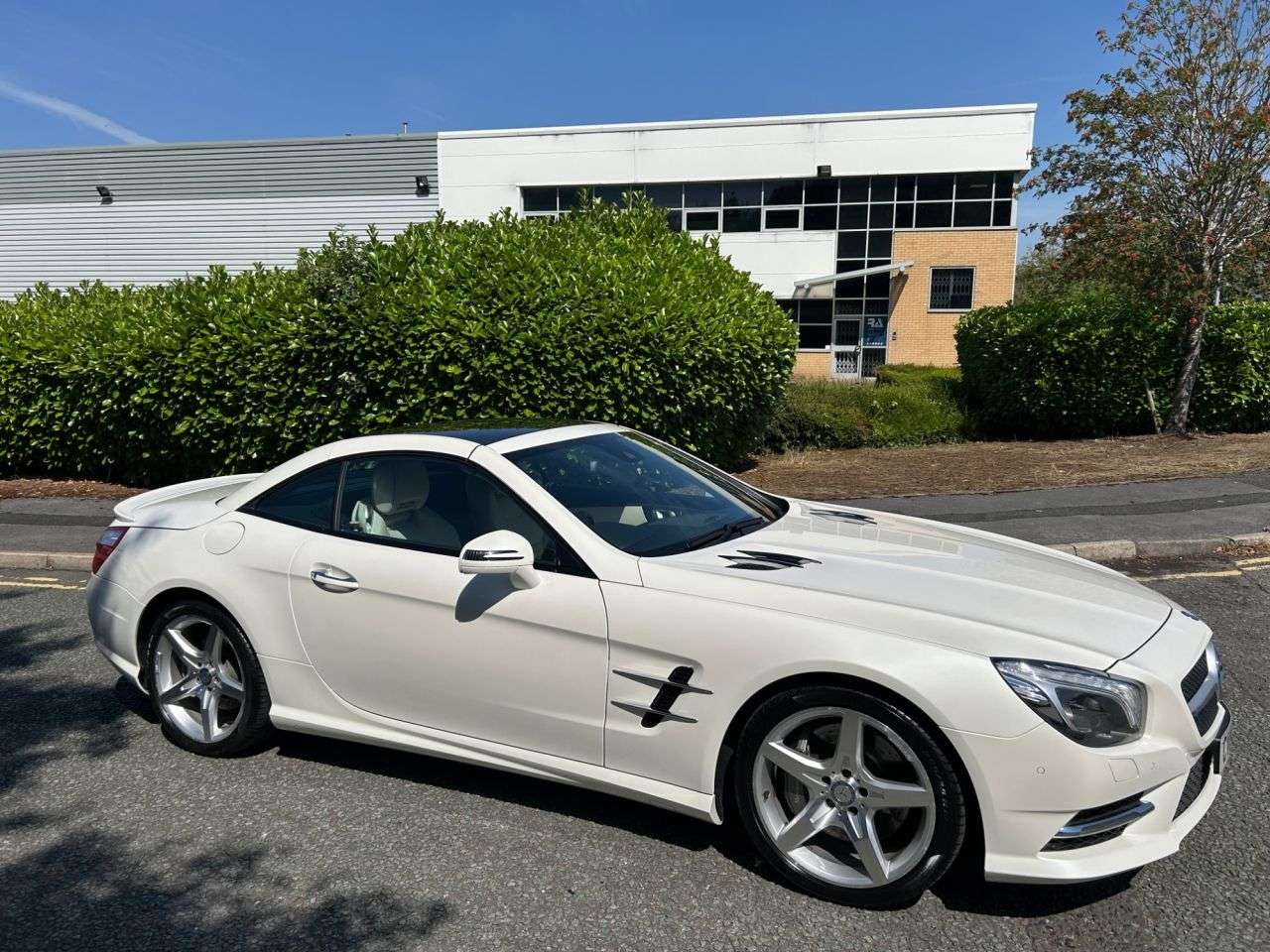 A 2013 MERCEDES-BENZ SL 3.5 SL350 AMG Sport Convertible 2dr Petrol G-Tronic Euro 5 (s/s) (306 ps)-F A 2013 MERCEDES-BENZ SL 3.5 SL350 AMG Sport Convertible 2dr Petrol G-Tronic Euro 5 (s/s) (306 ps)-F