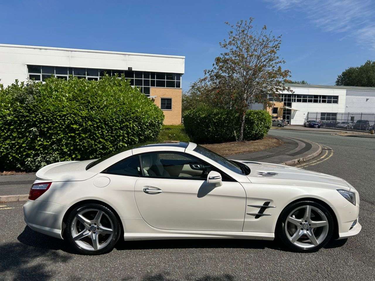 A 2013 MERCEDES-BENZ SL 3.5 SL350 AMG Sport Convertible 2dr Petrol G-Tronic Euro 5 (s/s) (306 ps)-F A 2013 MERCEDES-BENZ SL 3.5 SL350 AMG Sport Convertible 2dr Petrol G-Tronic Euro 5 (s/s) (306 ps)-F