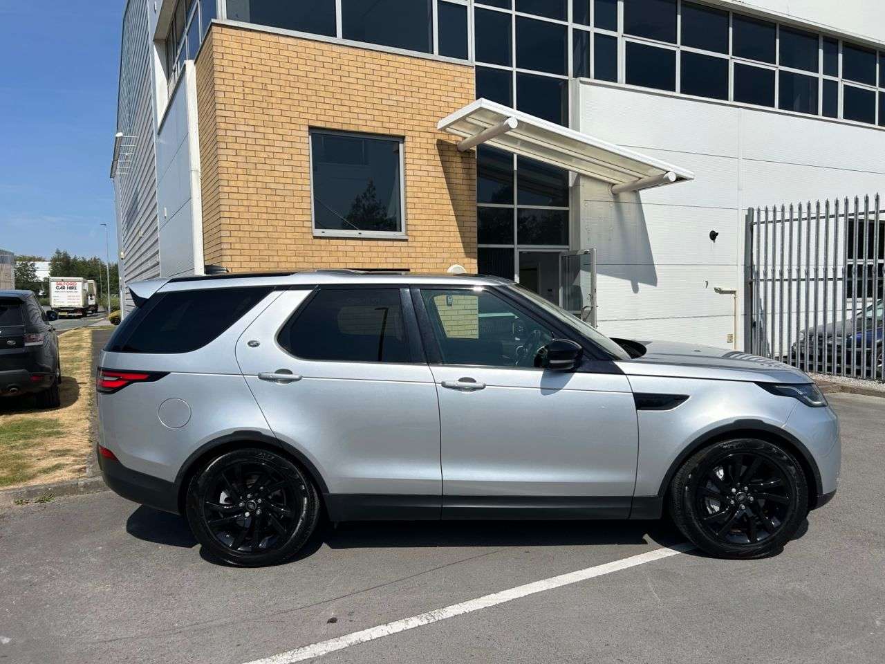 A 2018 LAND ROVER DISCOVERY 5 3.0 SD V6 HSE SUV 5dr Diesel Auto 4WD Euro 6 (s/s) (306 ps)-Great Low Milea A 2018 LAND ROVER DISCOVERY 5 3.0 SD V6 HSE SUV 5dr Diesel Auto 4WD Euro 6 (s/s) (306 ps)-Great Low Milea