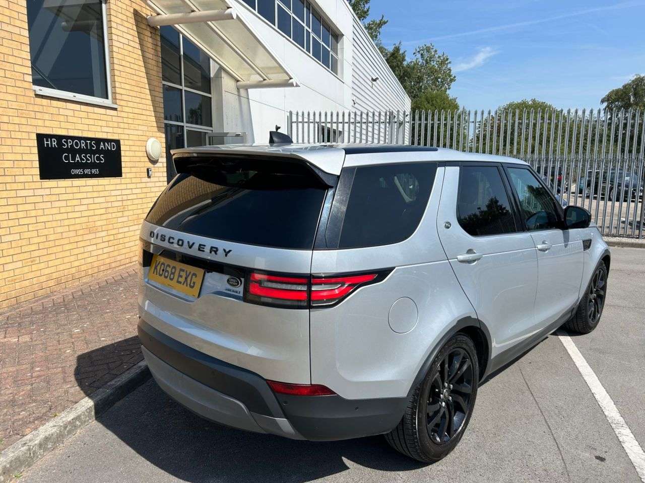 A 2018 LAND ROVER DISCOVERY 5 3.0 SD V6 HSE SUV 5dr Diesel Auto 4WD Euro 6 (s/s) (306 ps)-Great Low Milea A 2018 LAND ROVER DISCOVERY 5 3.0 SD V6 HSE SUV 5dr Diesel Auto 4WD Euro 6 (s/s) (306 ps)-Great Low Milea