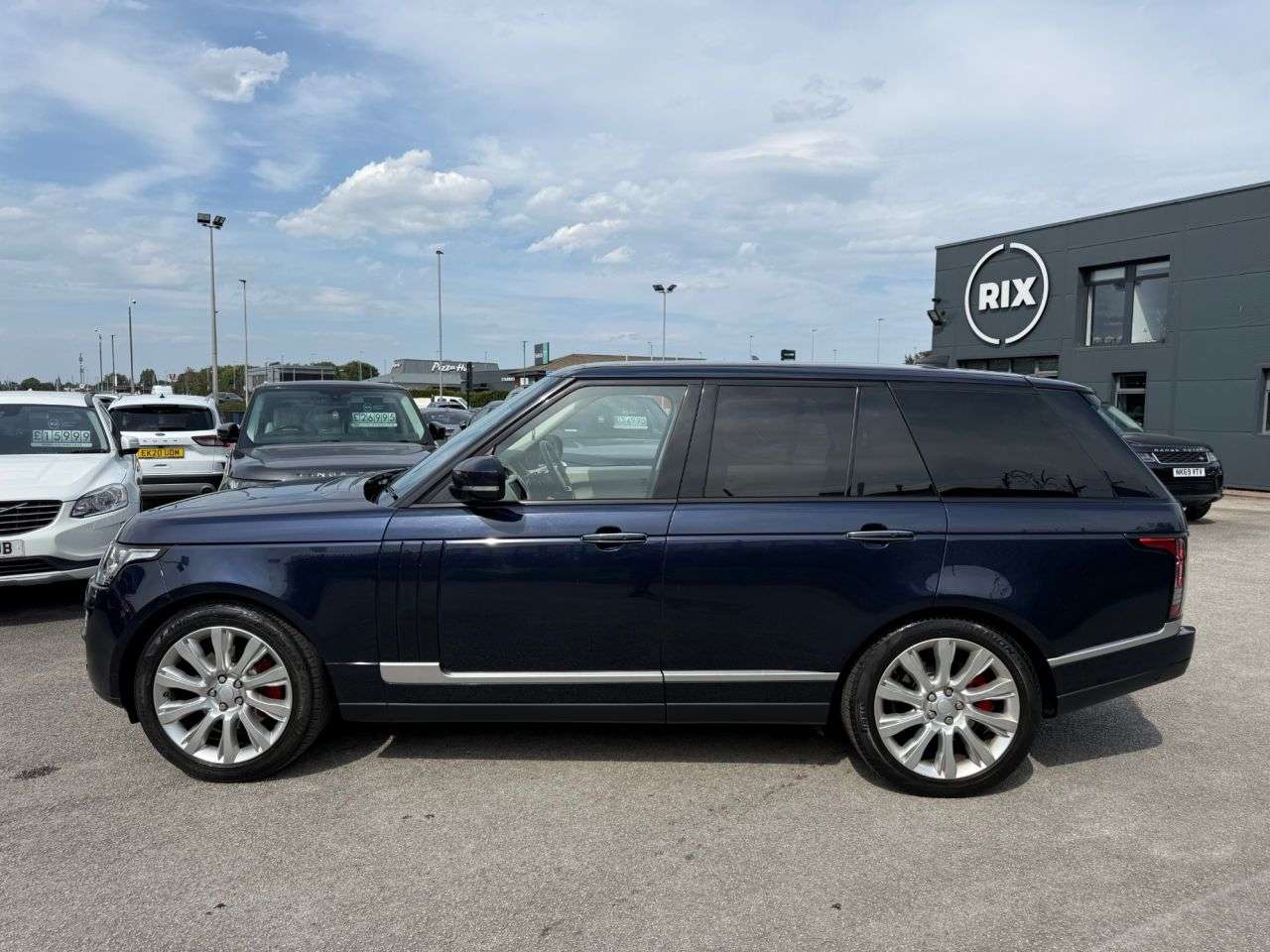 A 2017 LAND ROVER RANGE ROVER 3.0 TD V6 Vogue SE SUV 5dr Diesel Auto 4WD Euro 6-2 FORMER KEEPERS FINISHED A 2017 LAND ROVER RANGE ROVER 3.0 TD V6 Vogue SE SUV 5dr Diesel Auto 4WD Euro 6-2 FORMER KEEPERS FINISHED
