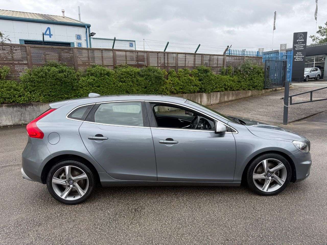 2015 VOLVO V40 2015 VOLVO V40