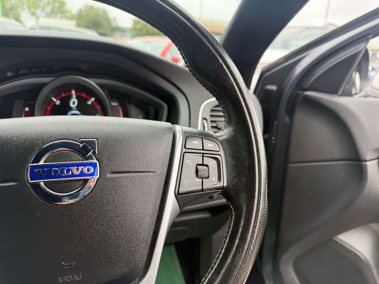 2015 VOLVO V40 2015 VOLVO V40