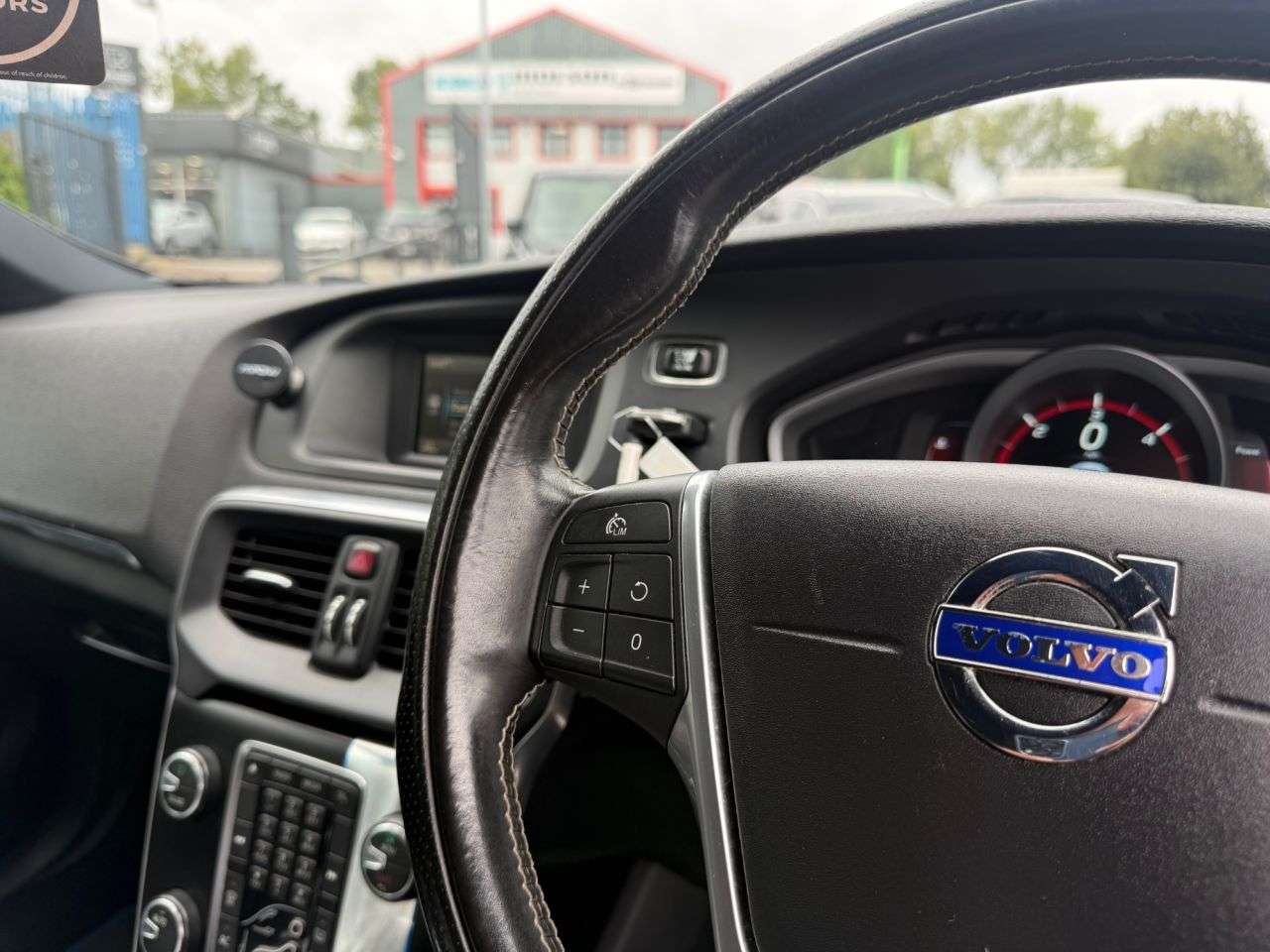 2015 VOLVO V40 2015 VOLVO V40