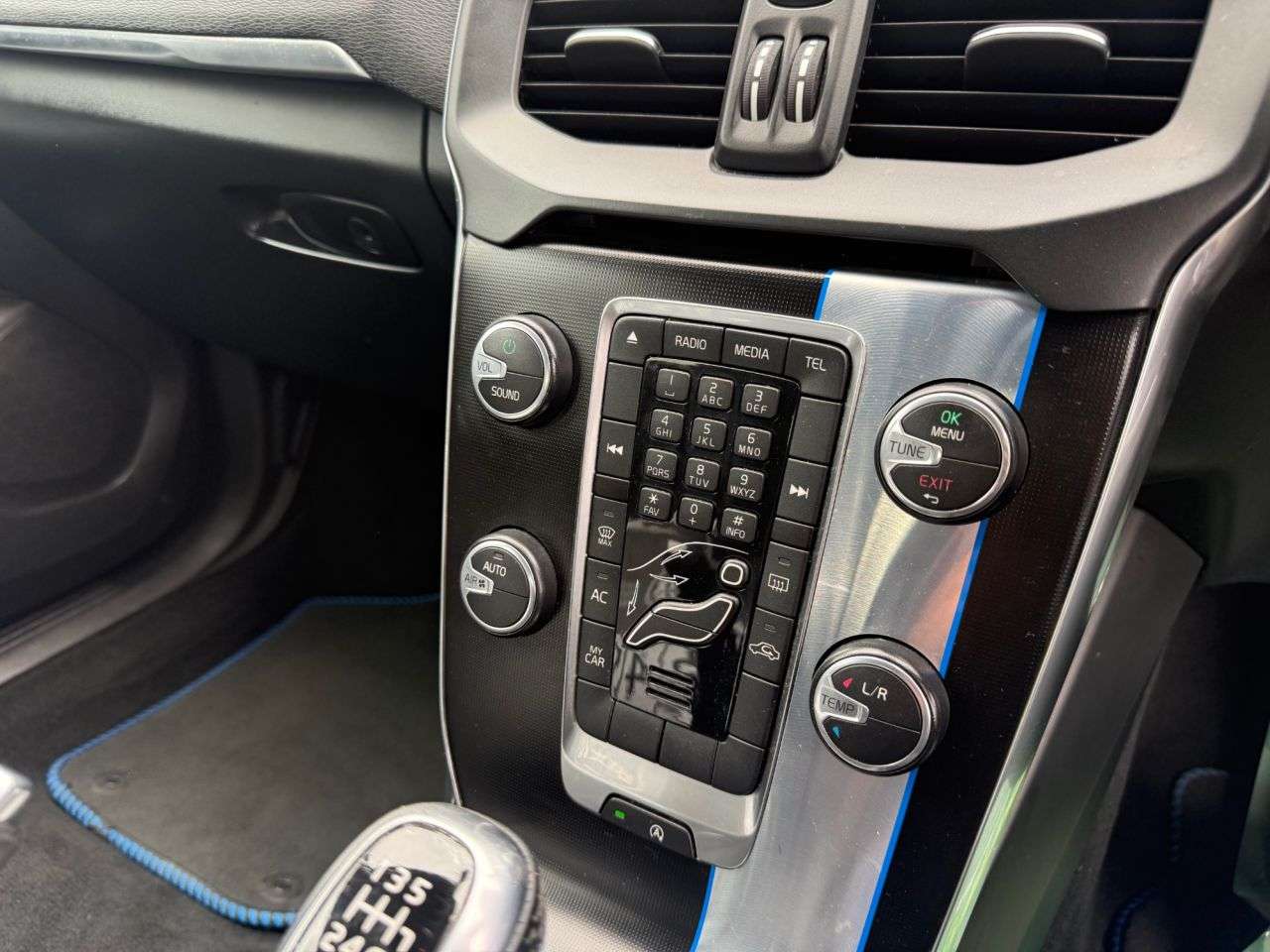 2015 VOLVO V40 2015 VOLVO V40