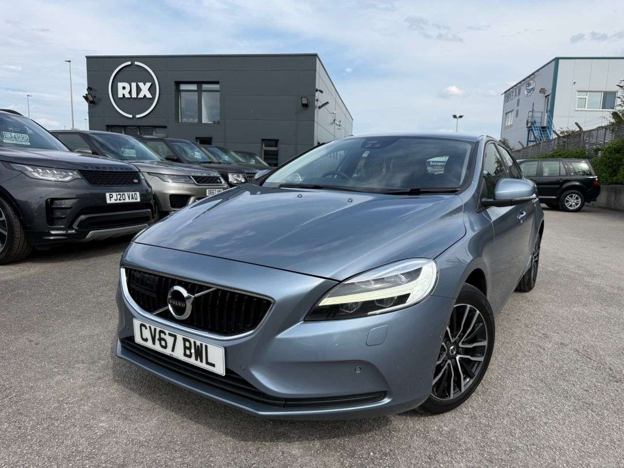 A 2017 VOLVO V40 2.0 T2 Momentum Hatchback 5dr Petrol Manual Euro 6-2 OWNERS FROM NEW-HEATED A 2017 VOLVO V40 2.0 T2 Momentum Hatchback 5dr Petrol Manual Euro 6-2 OWNERS FROM NEW-HEATED