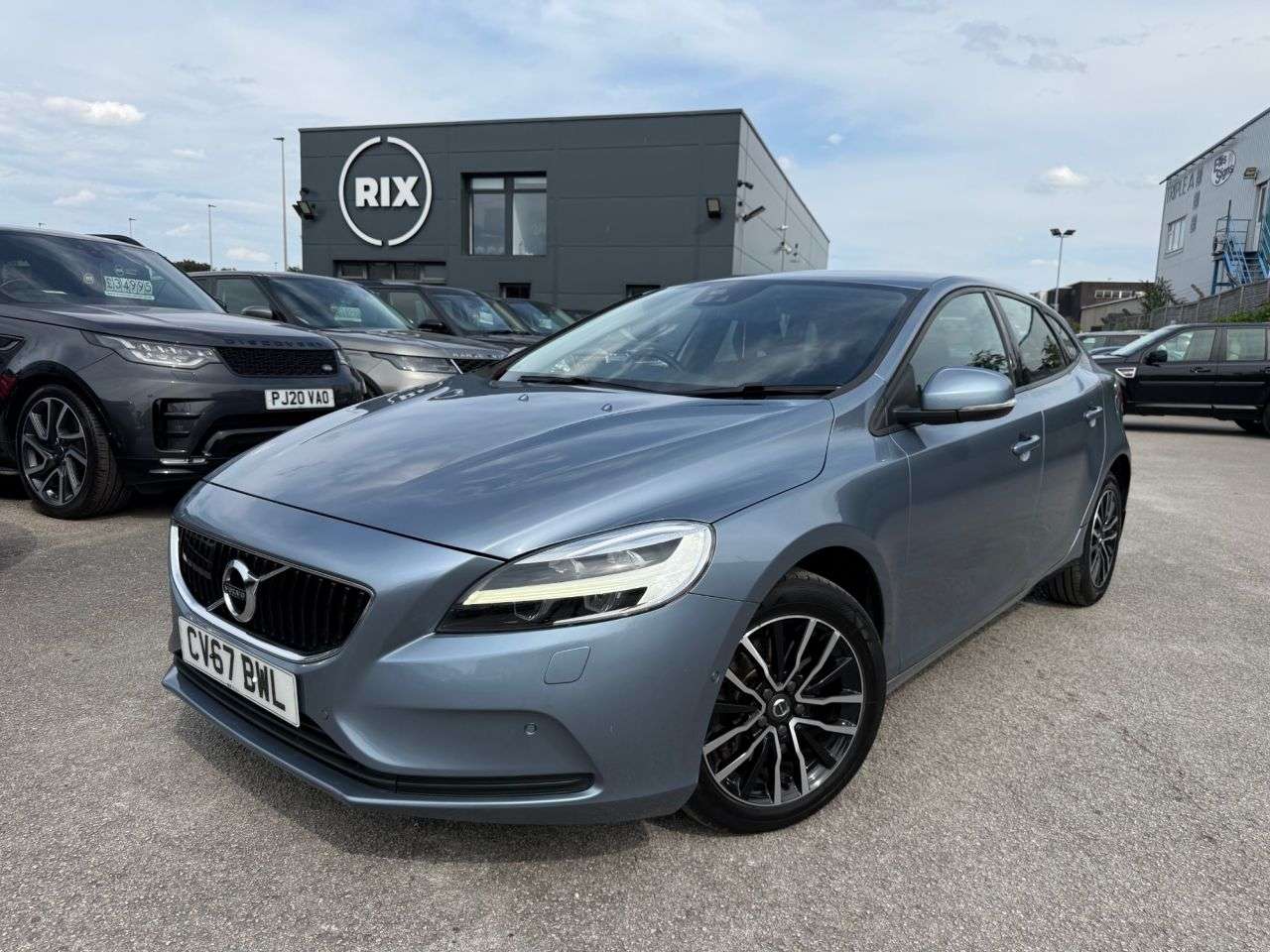 A 2017 VOLVO V40 2.0 T2 Momentum Hatchback 5dr Petrol Manual Euro 6-2 OWNERS FROM NEW-HEATED A 2017 VOLVO V40 2.0 T2 Momentum Hatchback 5dr Petrol Manual Euro 6-2 OWNERS FROM NEW-HEATED