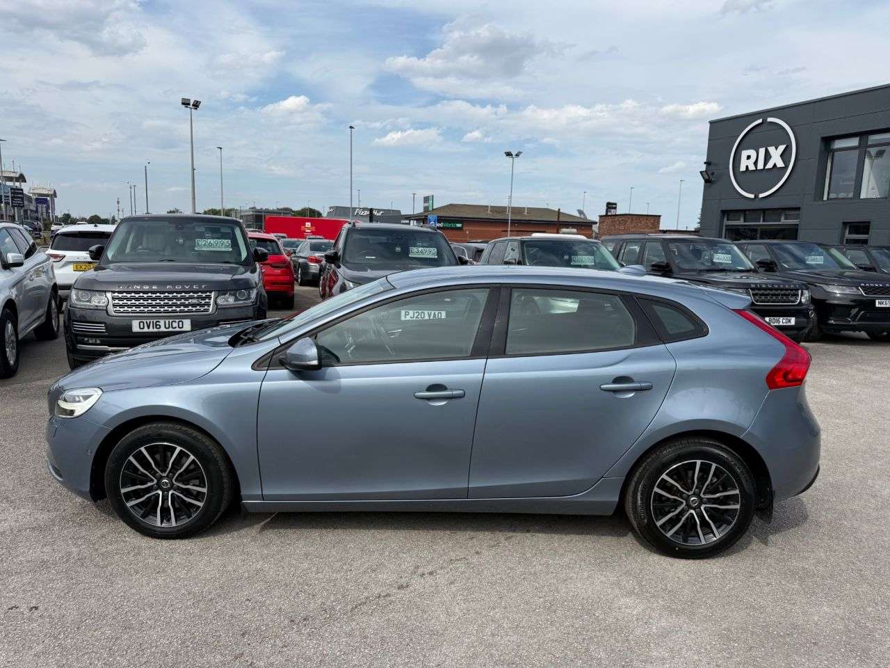 A 2017 VOLVO V40 2.0 T2 Momentum Hatchback 5dr Petrol Manual Euro 6-2 OWNERS FROM NEW-HEATED A 2017 VOLVO V40 2.0 T2 Momentum Hatchback 5dr Petrol Manual Euro 6-2 OWNERS FROM NEW-HEATED