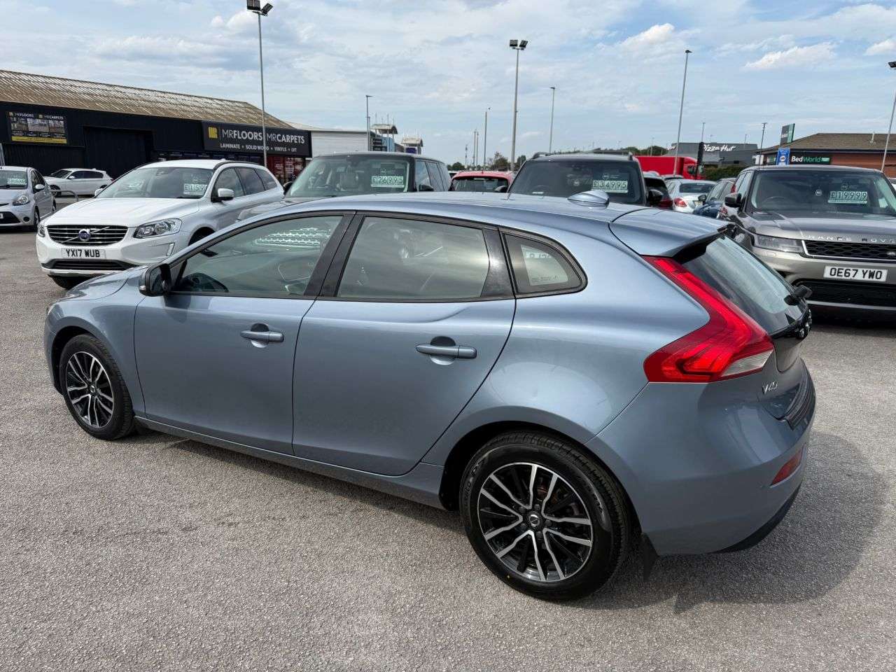 A 2017 VOLVO V40 2.0 T2 Momentum Hatchback 5dr Petrol Manual Euro 6-2 OWNERS FROM NEW-HEATED A 2017 VOLVO V40 2.0 T2 Momentum Hatchback 5dr Petrol Manual Euro 6-2 OWNERS FROM NEW-HEATED