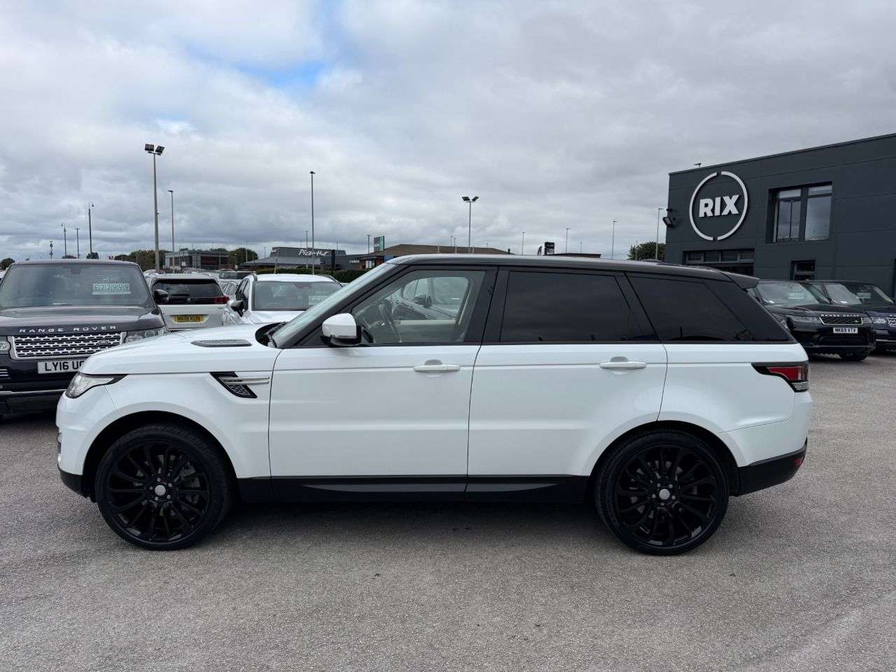 A 2014 LAND ROVER RANGE ROVER SPORT 3.0 SD V6 HSE SUV 5dr Diesel Auto 4WD Euro 5-FINISHED IN FUJI WHITE WITH HE A 2014 LAND ROVER RANGE ROVER SPORT 3.0 SD V6 HSE SUV 5dr Diesel Auto 4WD Euro 5-FINISHED IN FUJI WHITE WITH HE