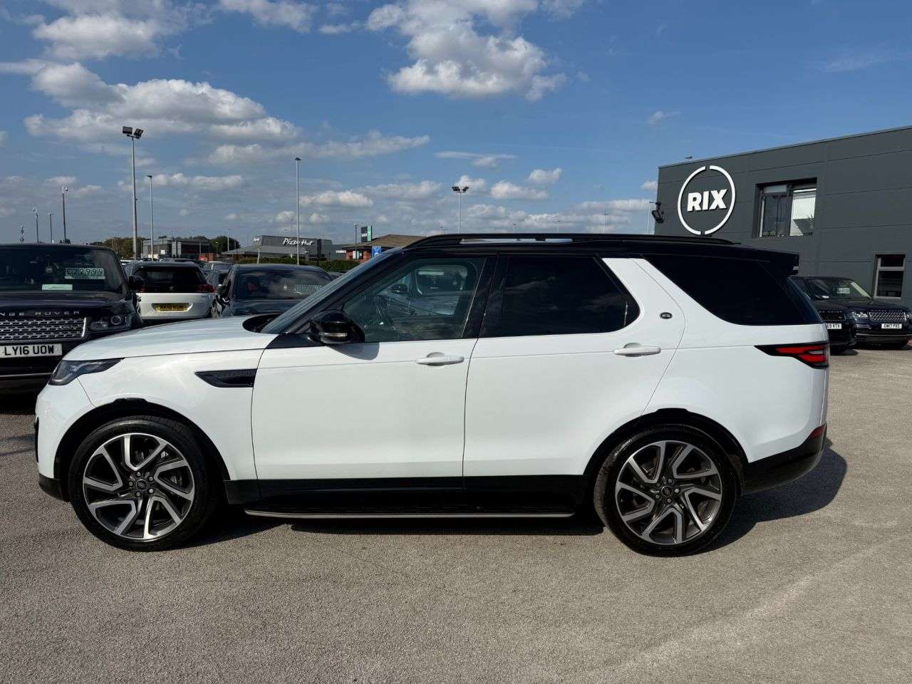 A 2019 LAND ROVER DISCOVERY 5 3.0 SD V6 HSE Luxury SUV 5dr Diesel Auto 4WD Euro 6-2 FORMER KEEPERS FINISH A 2019 LAND ROVER DISCOVERY 5 3.0 SD V6 HSE Luxury SUV 5dr Diesel Auto 4WD Euro 6-2 FORMER KEEPERS FINISH