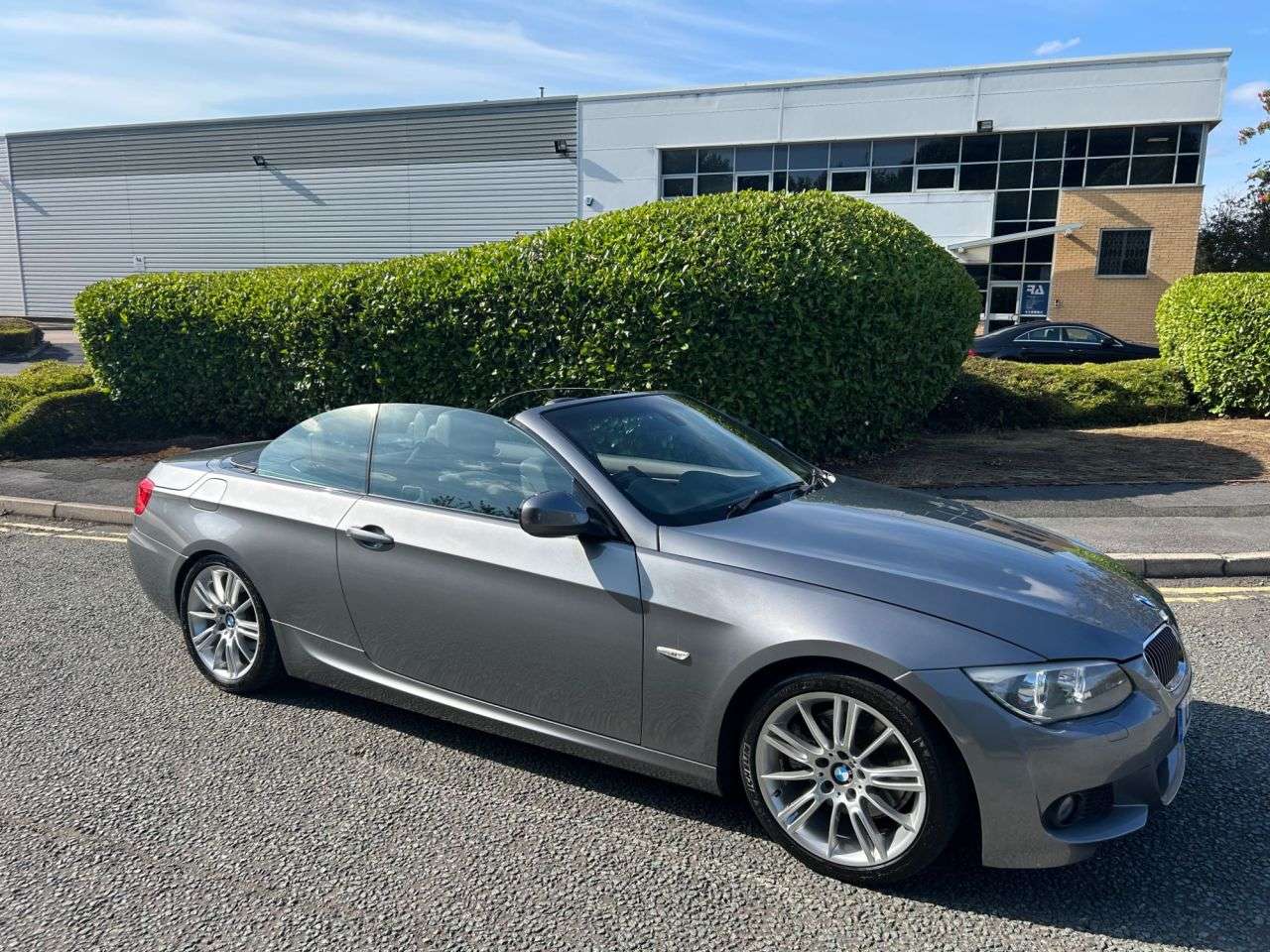 A 2011 BMW 3 SERIES 3.0 325i M Sport Convertible 2dr Petrol Steptronic Euro 5 (218 ps)-Great Lo A 2011 BMW 3 SERIES 3.0 325i M Sport Convertible 2dr Petrol Steptronic Euro 5 (218 ps)-Great Lo