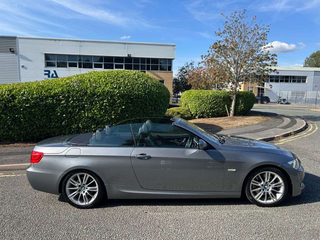 A 2011 BMW 3 SERIES 3.0 325i M Sport Convertible 2dr Petrol Steptronic Euro 5 (218 ps)-Great Lo A 2011 BMW 3 SERIES 3.0 325i M Sport Convertible 2dr Petrol Steptronic Euro 5 (218 ps)-Great Lo