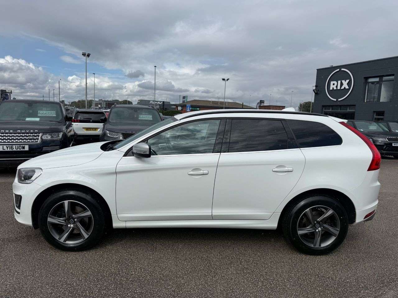 A 2015 VOLVO XC60 2.0 D4 R-Design SUV 5dr Diesel Auto Euro 6-10 STAMPS-2 OWNERS FROM NEW-HEAT A 2015 VOLVO XC60 2.0 D4 R-Design SUV 5dr Diesel Auto Euro 6-10 STAMPS-2 OWNERS FROM NEW-HEAT