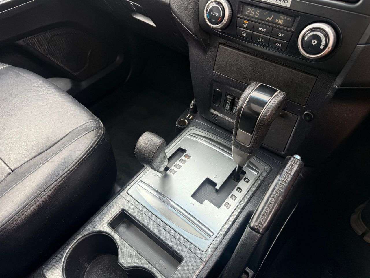 2011 MITSUBISHI SHOGUN 2011 MITSUBISHI SHOGUN
