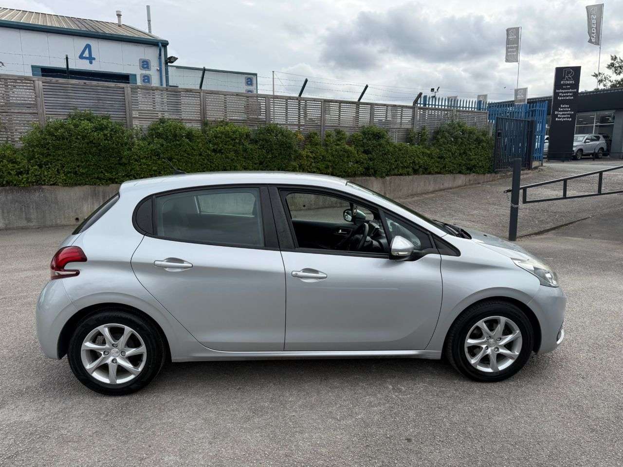 2015 PEUGEOT 208 2015 PEUGEOT 208