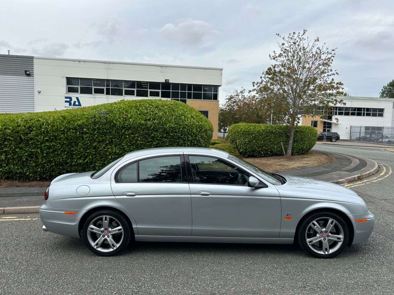 A 2006 JAGUAR S-TYPE 4.2 V8 R Saloon 4dr Petrol Automatic (314 g/km, 400 bhp)-Fantastic Low Mile A 2006 JAGUAR S-TYPE 4.2 V8 R Saloon 4dr Petrol Automatic (314 g/km, 400 bhp)-Fantastic Low Mile