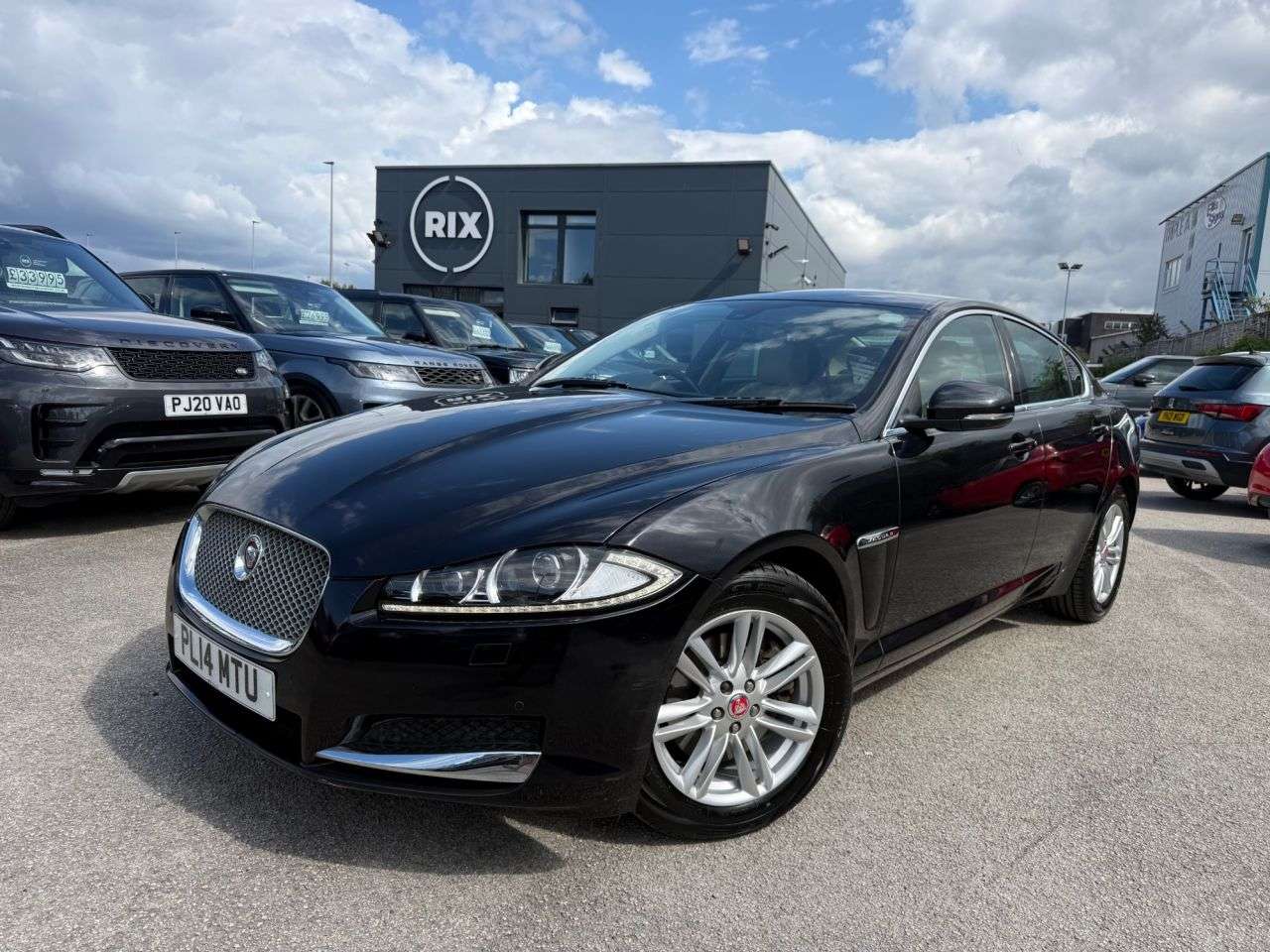 A 2014 JAGUAR XF 2.2d Luxury Saloon 4dr Diesel Auto Euro 5 (s/s) (200 ps)-2 OWNER CAR FINISH A 2014 JAGUAR XF 2.2d Luxury Saloon 4dr Diesel Auto Euro 5 (s/s) (200 ps)-2 OWNER CAR FINISH