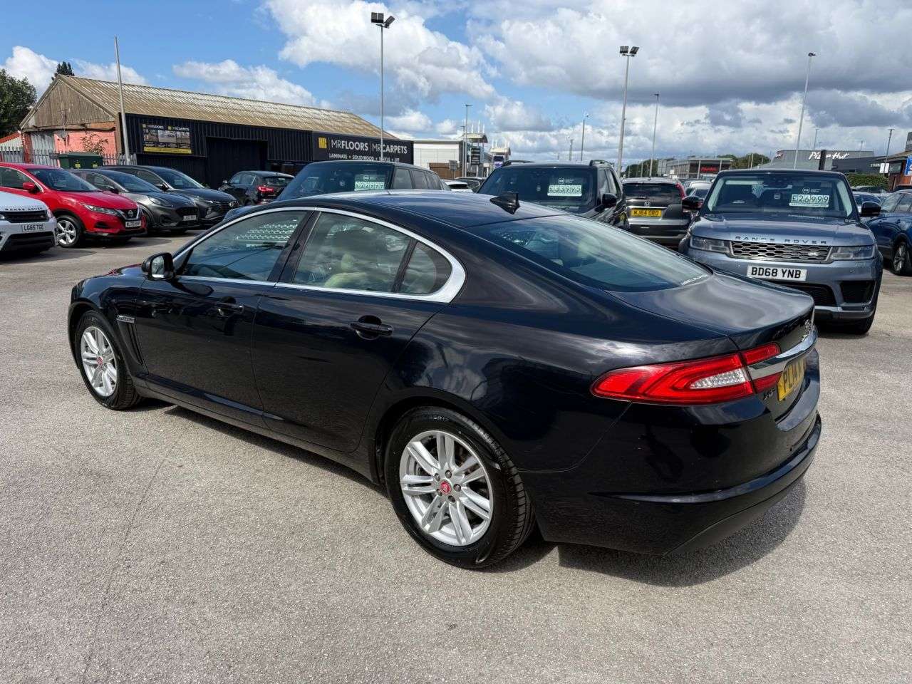 A 2014 JAGUAR XF 2.2d Luxury Saloon 4dr Diesel Auto Euro 5 (s/s) (200 ps)-2 OWNER CAR FINISH A 2014 JAGUAR XF 2.2d Luxury Saloon 4dr Diesel Auto Euro 5 (s/s) (200 ps)-2 OWNER CAR FINISH