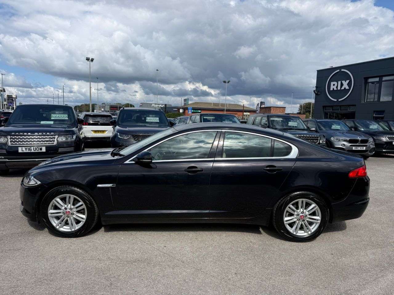 A 2014 JAGUAR XF 2.2d Luxury Saloon 4dr Diesel Auto Euro 5 (s/s) (200 ps)-2 OWNER CAR FINISH A 2014 JAGUAR XF 2.2d Luxury Saloon 4dr Diesel Auto Euro 5 (s/s) (200 ps)-2 OWNER CAR FINISH