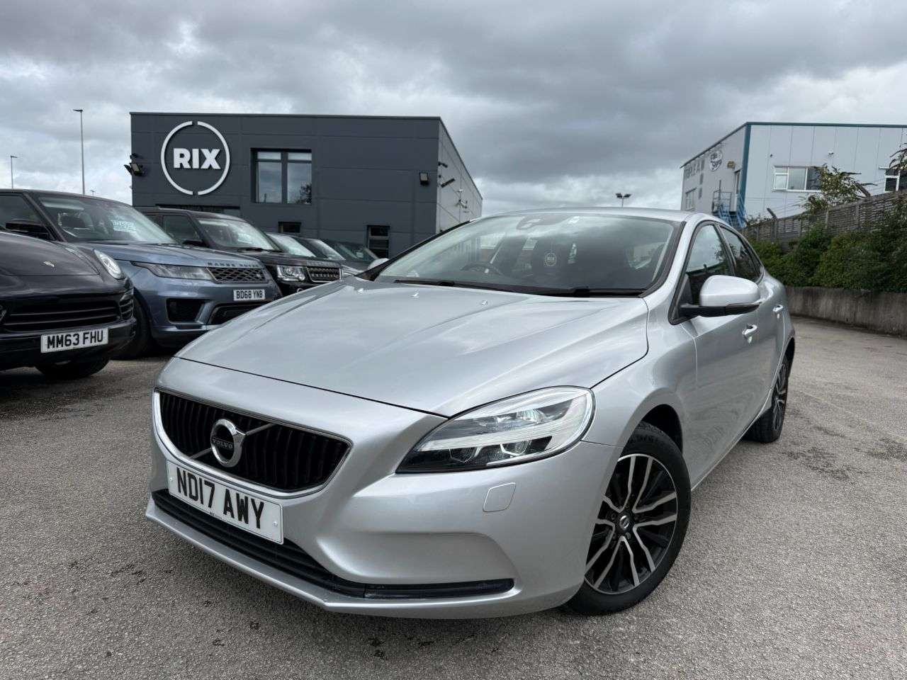 A 2017 VOLVO V40 2.0 D2 Momentum Nav Plus Hatchback 5dr Diesel Manual Euro 6 (s/s) (120 ps) A 2017 VOLVO V40 2.0 D2 Momentum Nav Plus Hatchback 5dr Diesel Manual Euro 6 (s/s) (120 ps)