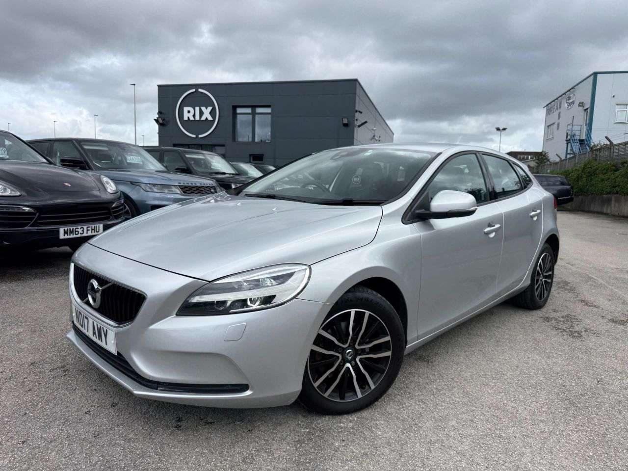 A 2017 VOLVO V40 2.0 D2 Momentum Nav Plus Hatchback 5dr Diesel Manual Euro 6 (s/s) (120 ps) A 2017 VOLVO V40 2.0 D2 Momentum Nav Plus Hatchback 5dr Diesel Manual Euro 6 (s/s) (120 ps)