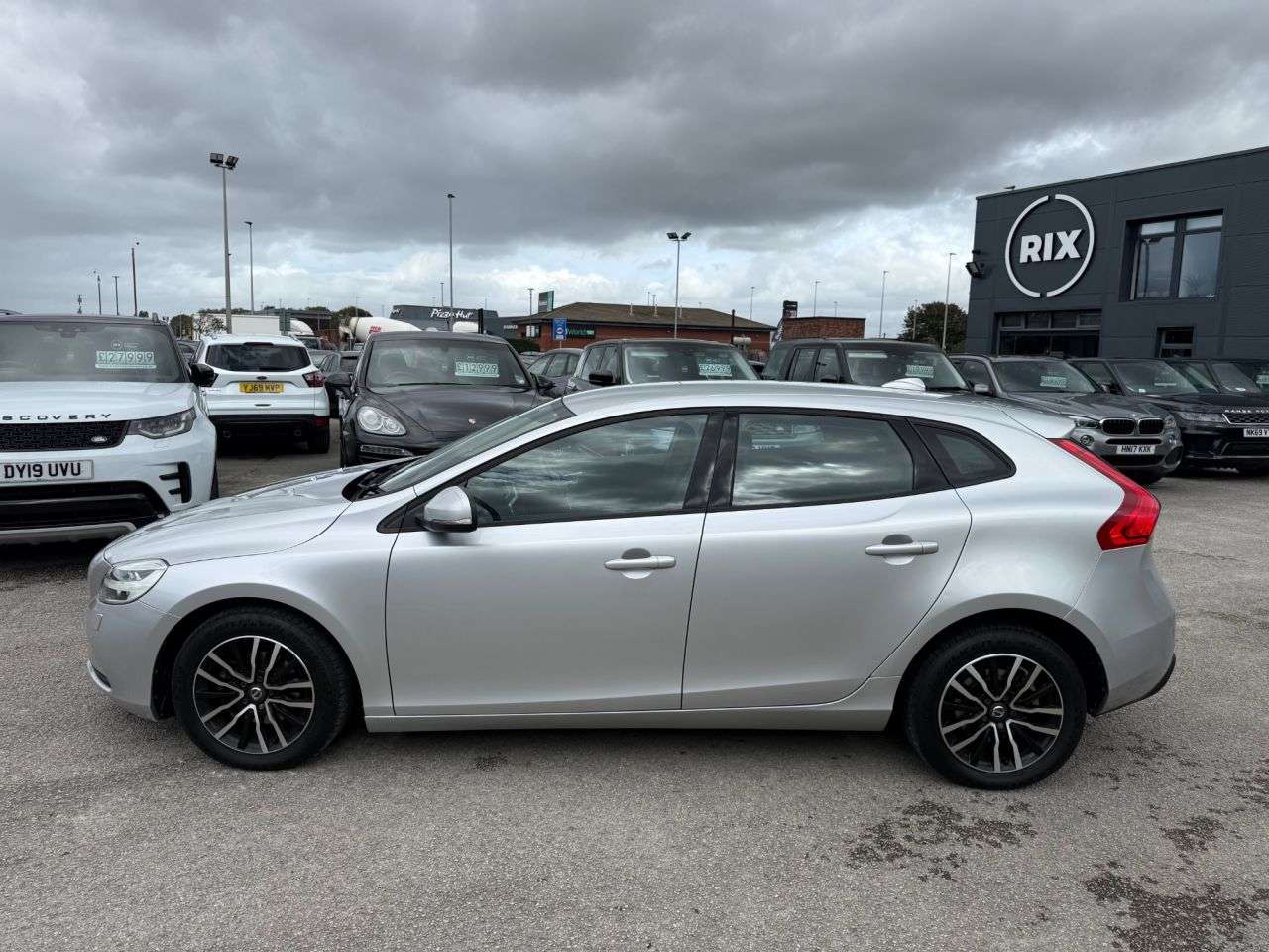 A 2017 VOLVO V40 2.0 D2 Momentum Nav Plus Hatchback 5dr Diesel Manual Euro 6 (s/s) (120 ps) A 2017 VOLVO V40 2.0 D2 Momentum Nav Plus Hatchback 5dr Diesel Manual Euro 6 (s/s) (120 ps)