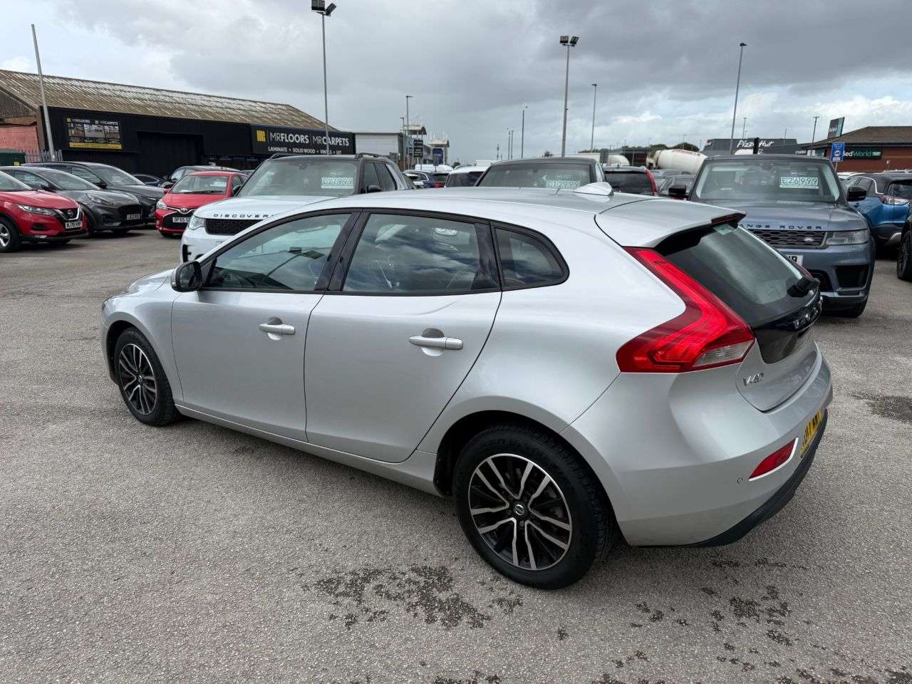 A 2017 VOLVO V40 2.0 D2 Momentum Nav Plus Hatchback 5dr Diesel Manual Euro 6 (s/s) (120 ps) A 2017 VOLVO V40 2.0 D2 Momentum Nav Plus Hatchback 5dr Diesel Manual Euro 6 (s/s) (120 ps)