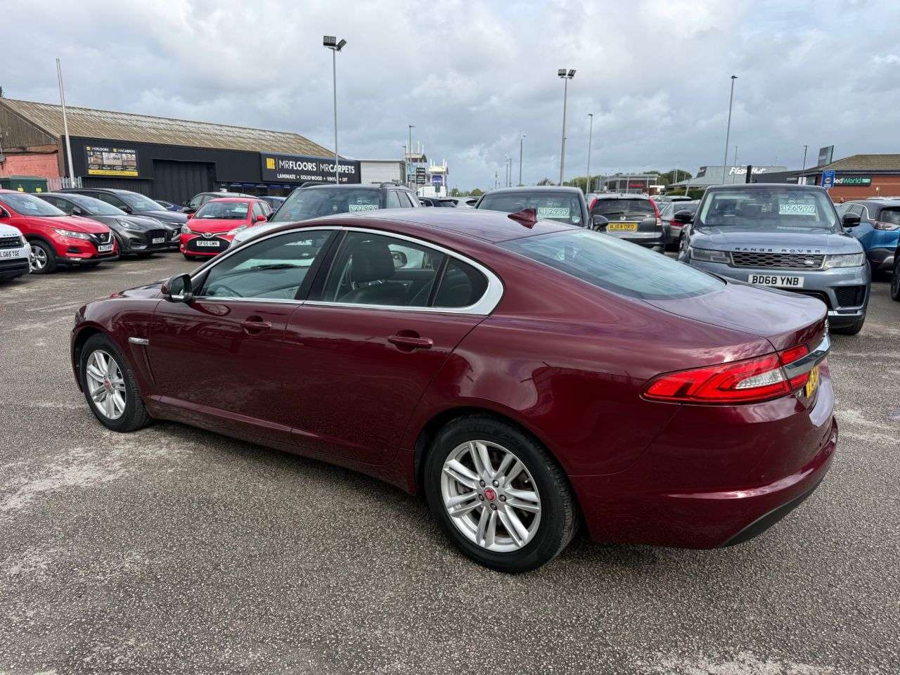 A 2015 JAGUAR XF 2.2d Luxury Saloon 4dr Diesel Auto Euro 5 (s/s) (163 ps) 1 OWNER FROM NEW-F A 2015 JAGUAR XF 2.2d Luxury Saloon 4dr Diesel Auto Euro 5 (s/s) (163 ps) 1 OWNER FROM NEW-F