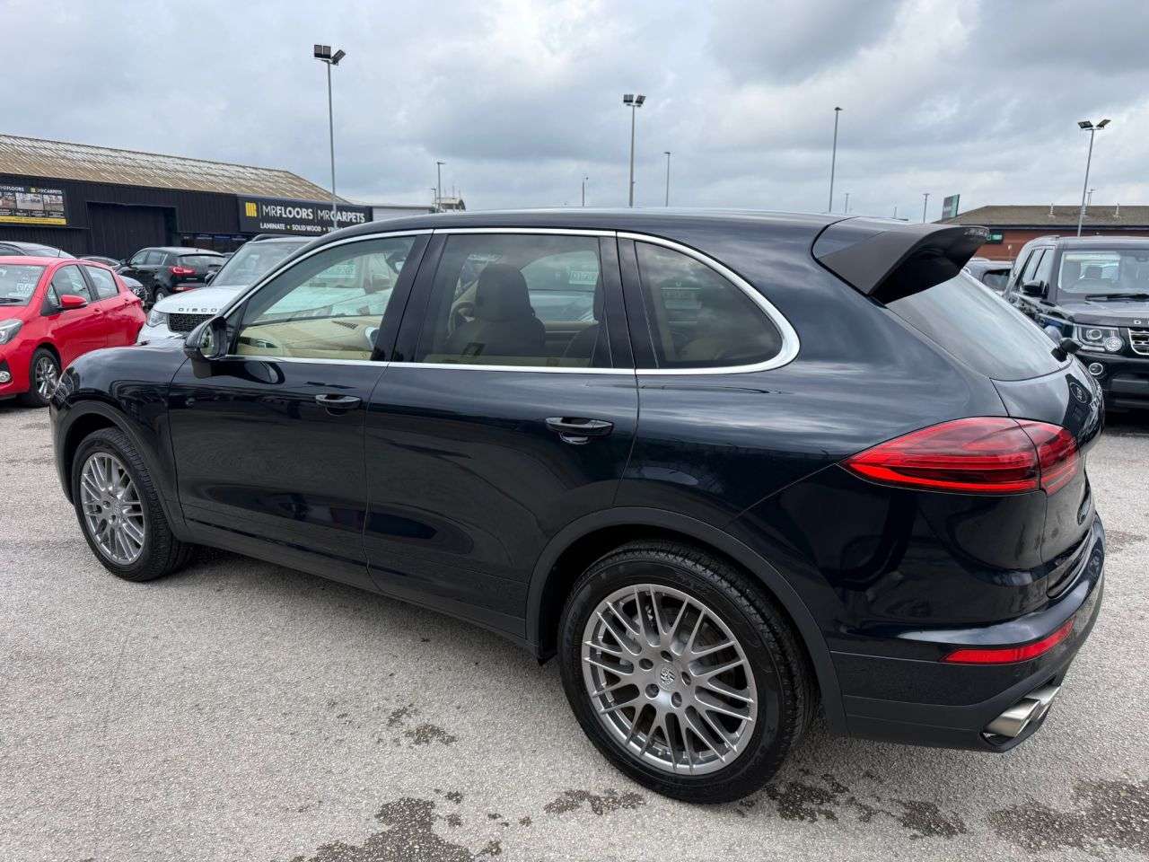 A 2015 PORSCHE CAYENNE 4.2 TD V8 S SUV 5dr Diesel TiptronicS 4WD Euro 5 (s/s) (385 ps) A 2015 PORSCHE CAYENNE 4.2 TD V8 S SUV 5dr Diesel TiptronicS 4WD Euro 5 (s/s) (385 ps)
