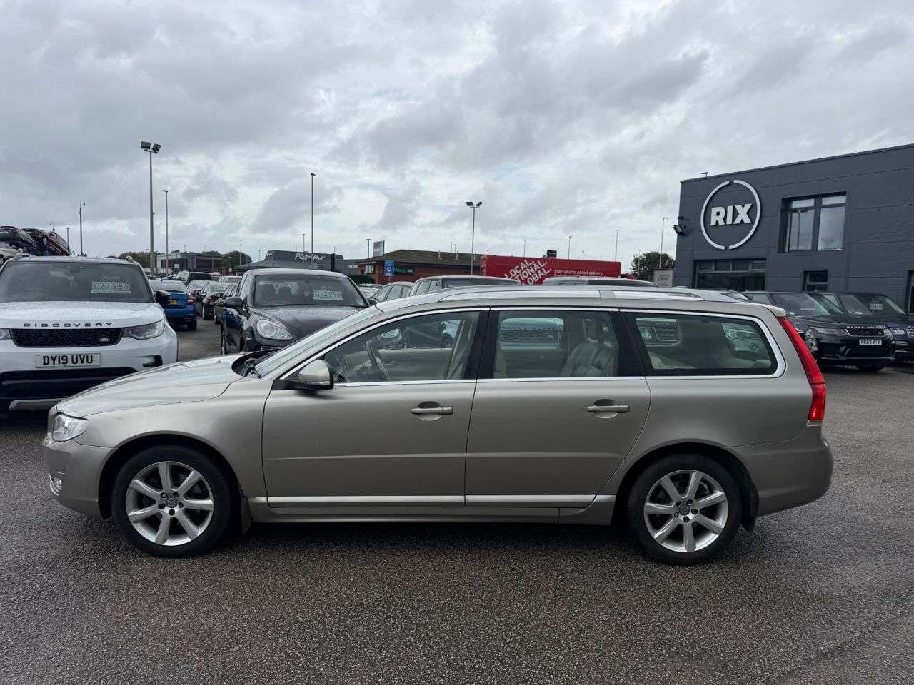 A 2016 VOLVO V70 2.0 D4 SE Lux Estate 5dr Diesel Auto Euro 6 (s/s) (181 ps) A 2016 VOLVO V70 2.0 D4 SE Lux Estate 5dr Diesel Auto Euro 6 (s/s) (181 ps)