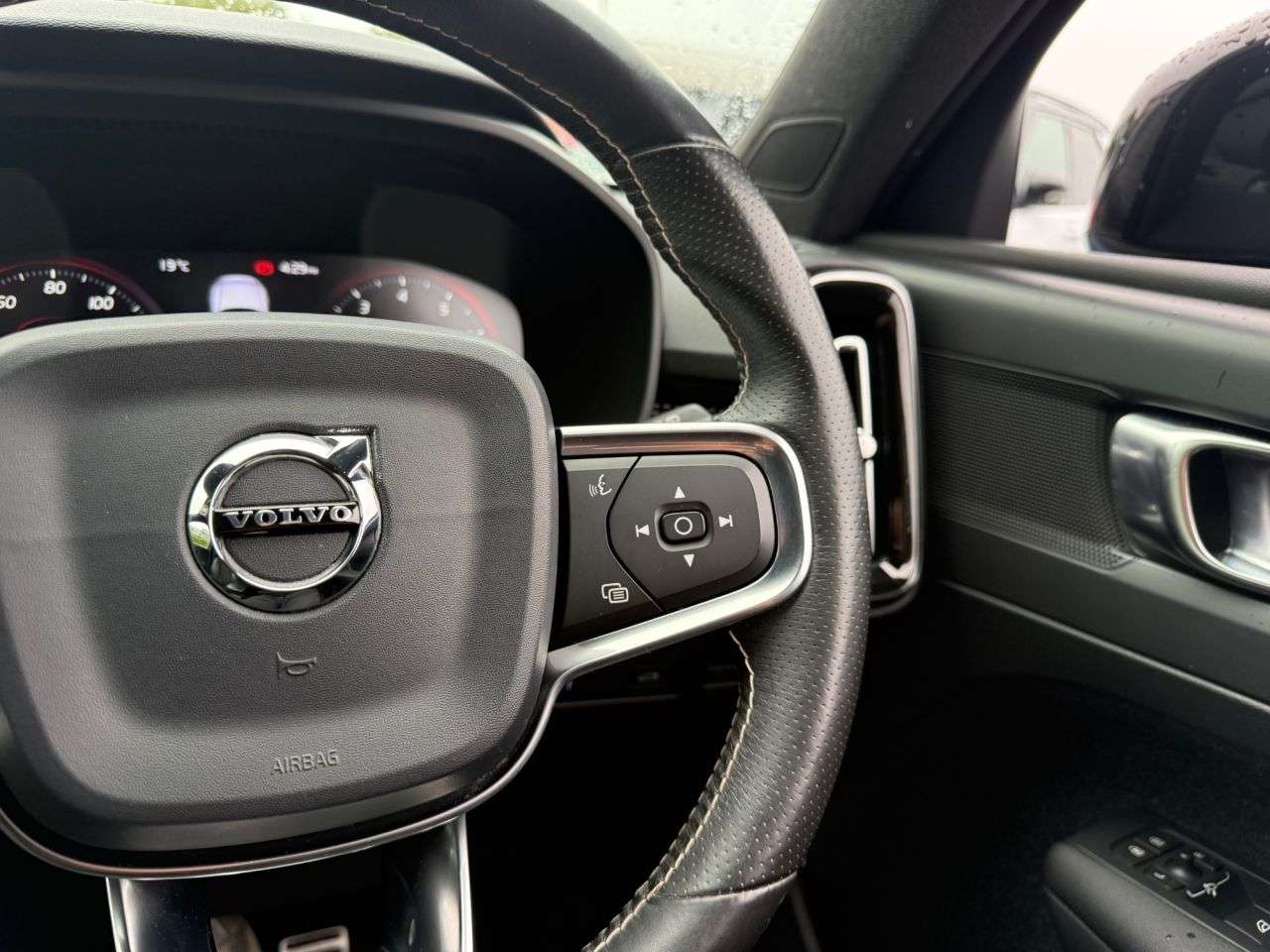 2019 VOLVO XC40 2019 VOLVO XC40