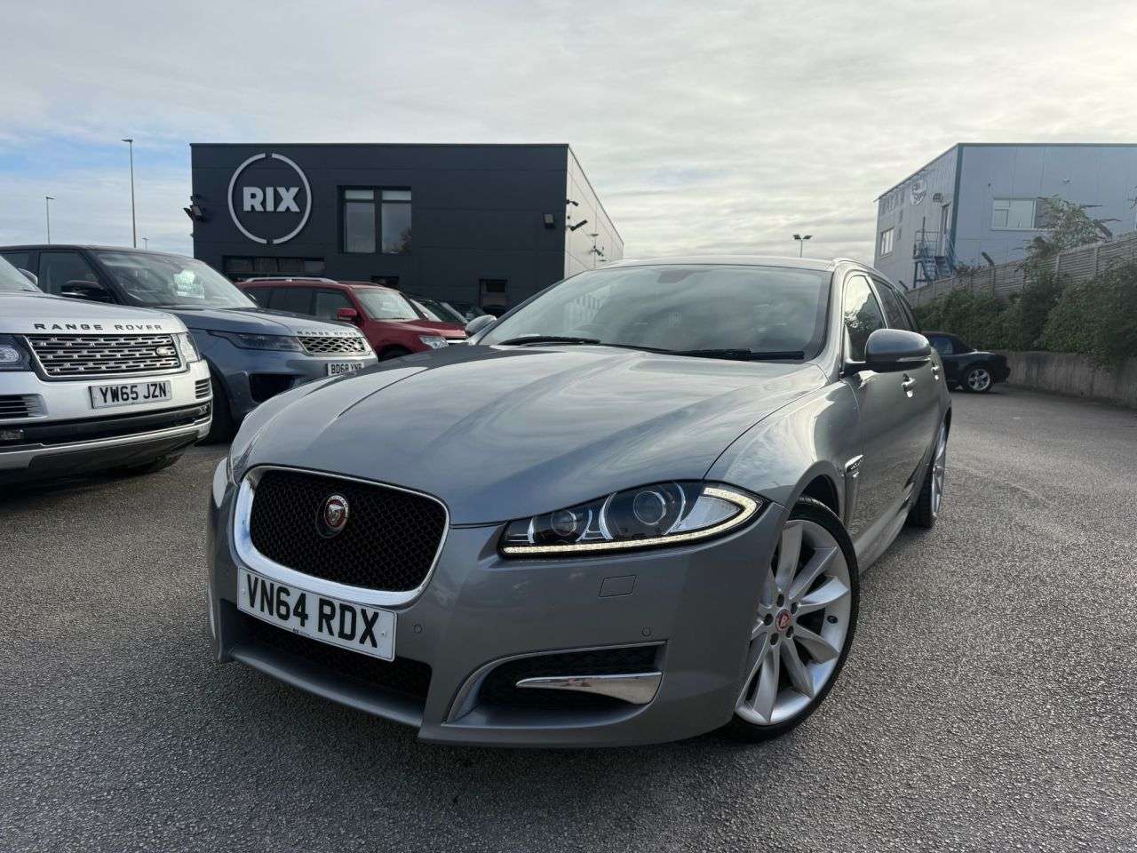 A 2014 JAGUAR XF 2.2d R-Sport Sportbrake 5dr Diesel Auto Euro 5-FINISHED IN LUNAR GREY WITH A 2014 JAGUAR XF 2.2d R-Sport Sportbrake 5dr Diesel Auto Euro 5-FINISHED IN LUNAR GREY WITH