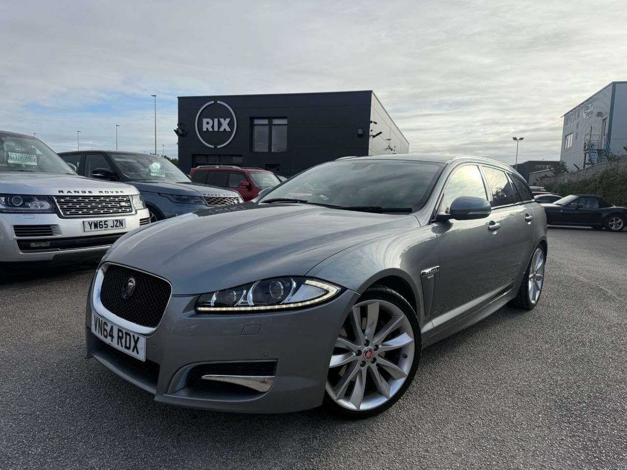 A 2014 JAGUAR XF 2.2d R-Sport Sportbrake 5dr Diesel Auto Euro 5-FINISHED IN LUNAR GREY WITH A 2014 JAGUAR XF 2.2d R-Sport Sportbrake 5dr Diesel Auto Euro 5-FINISHED IN LUNAR GREY WITH