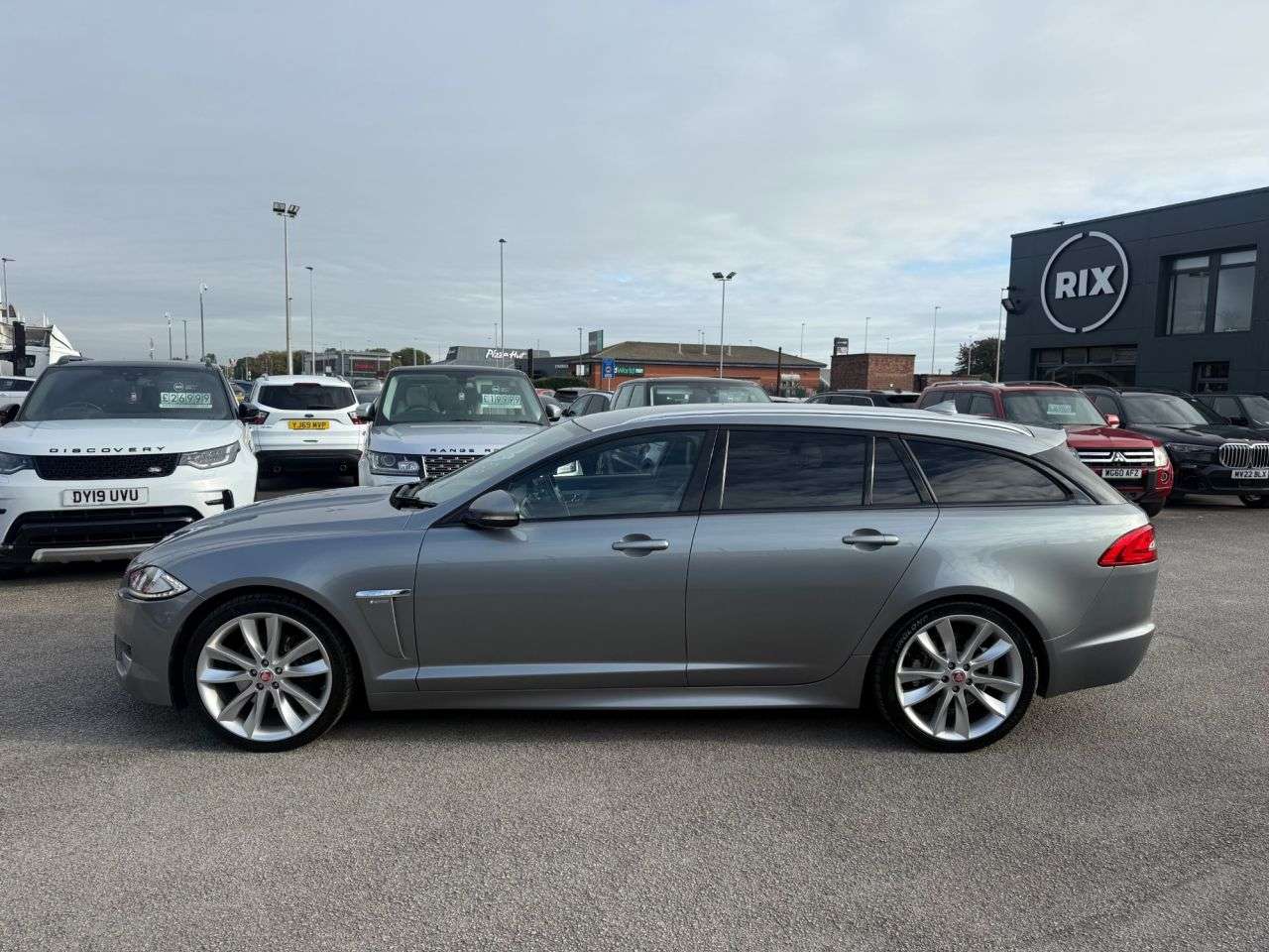 A 2014 JAGUAR XF 2.2d R-Sport Sportbrake 5dr Diesel Auto Euro 5-FINISHED IN LUNAR GREY WITH A 2014 JAGUAR XF 2.2d R-Sport Sportbrake 5dr Diesel Auto Euro 5-FINISHED IN LUNAR GREY WITH