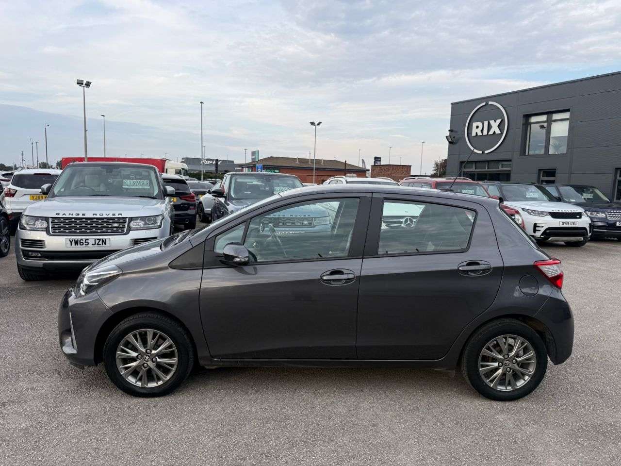 A 2017 TOYOTA YARIS 1.5 VVT-i Icon Hatchback 5dr Petrol Manual Euro 6 (111 ps) 9 SERVICES 1 FOR A 2017 TOYOTA YARIS 1.5 VVT-i Icon Hatchback 5dr Petrol Manual Euro 6 (111 ps) 9 SERVICES 1 FOR