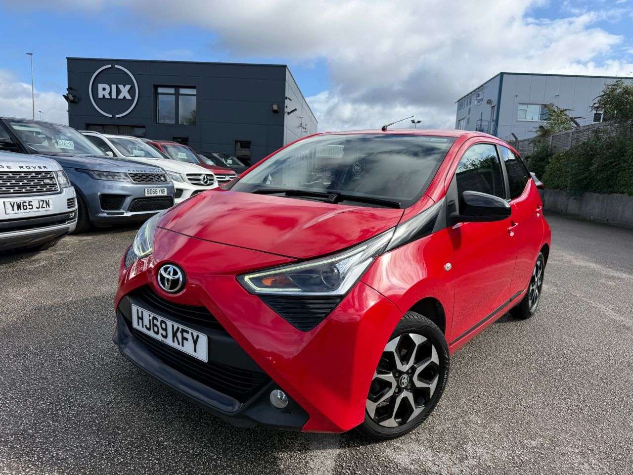 A 2019 TOYOTA AYGO 1.0 VVT-i x-trend Hatchback 5dr Petrol Manual Euro 6 (71 ps) 10 SERVICES A 2019 TOYOTA AYGO 1.0 VVT-i x-trend Hatchback 5dr Petrol Manual Euro 6 (71 ps) 10 SERVICES