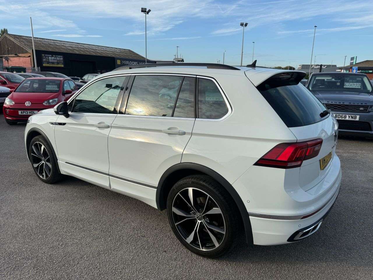 A 2023 VOLKSWAGEN TIGUAN 2.0 TDI R-Line SUV 5dr Diesel DSG Euro 6-1 OWNER FROM NEW-3 VW SERVICES-HEA A 2023 VOLKSWAGEN TIGUAN 2.0 TDI R-Line SUV 5dr Diesel DSG Euro 6-1 OWNER FROM NEW-3 VW SERVICES-HEA