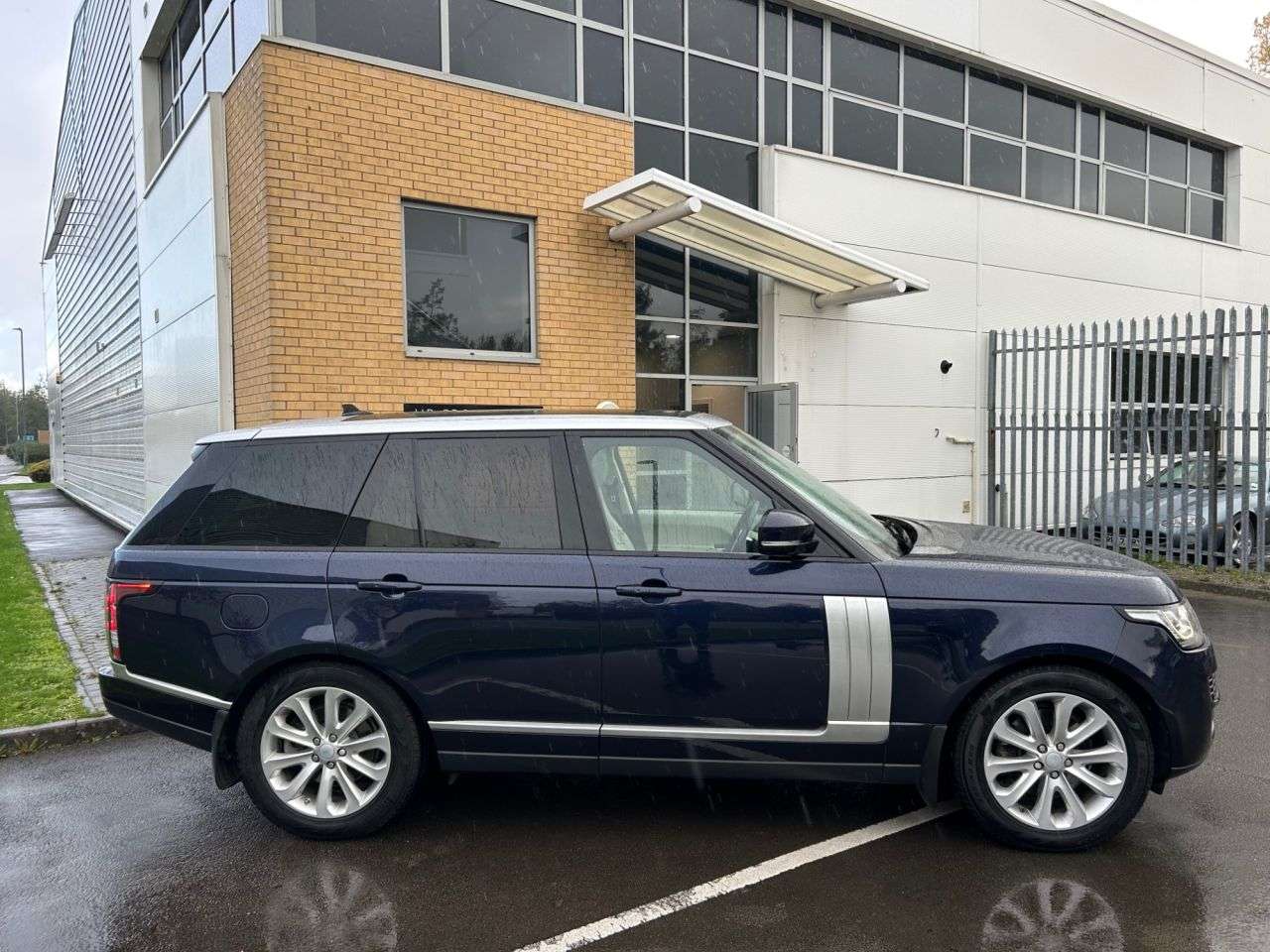 A 2016 LAND ROVER RANGE ROVER 3.0 TD V6 Vogue SUV 5dr Diesel Auto 4WD Euro 6 (s/s) (258 ps)-1 Former Keep A 2016 LAND ROVER RANGE ROVER 3.0 TD V6 Vogue SUV 5dr Diesel Auto 4WD Euro 6 (s/s) (258 ps)-1 Former Keep