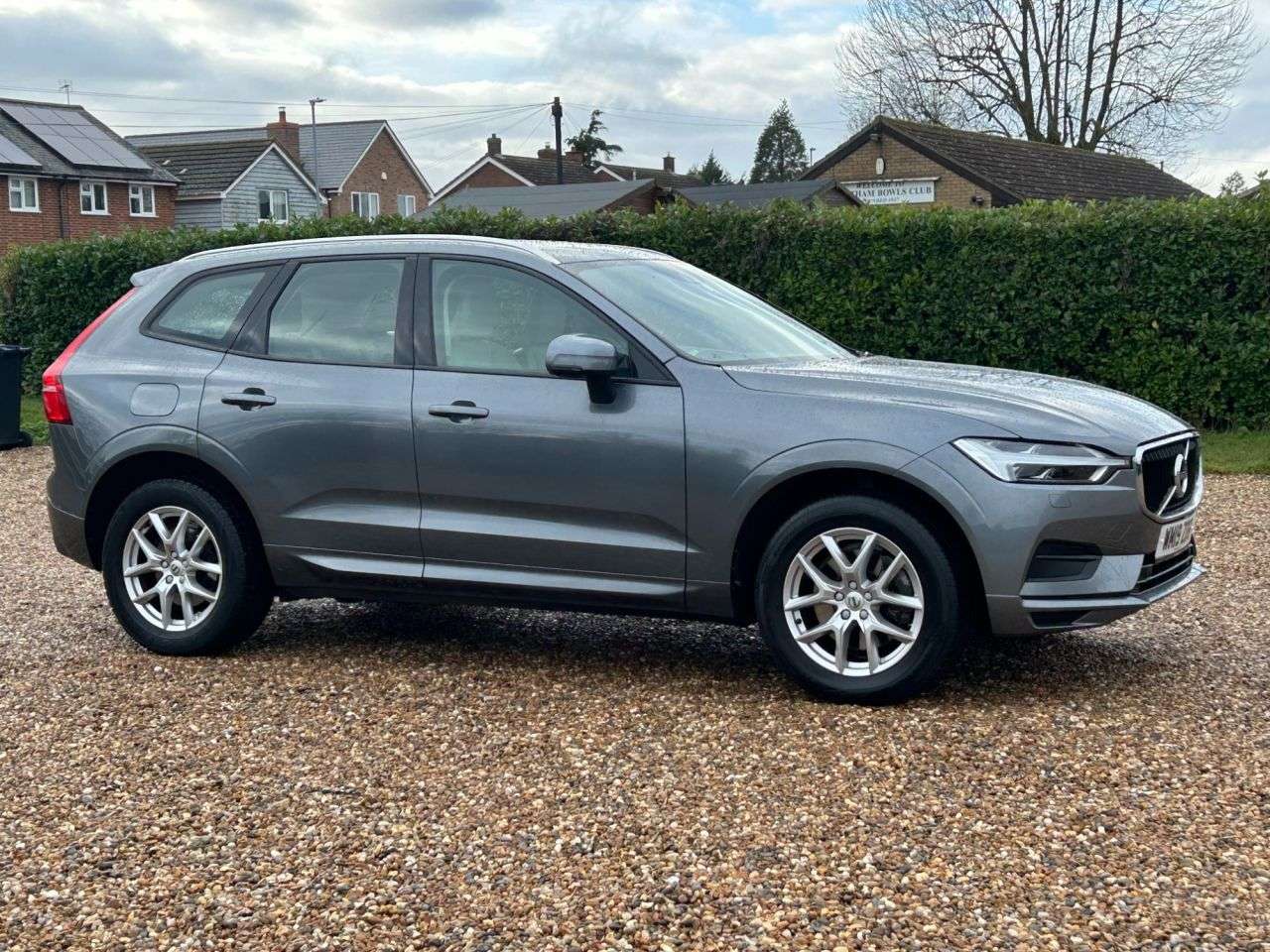 A 2019 VOLVO XC60 2.0 D4 Momentum SUV 5dr Diesel Auto AWD Euro 6 (s/s) (190 ps) automatic A 2019 VOLVO XC60 2.0 D4 Momentum SUV 5dr Diesel Auto AWD Euro 6 (s/s) (190 ps) automatic