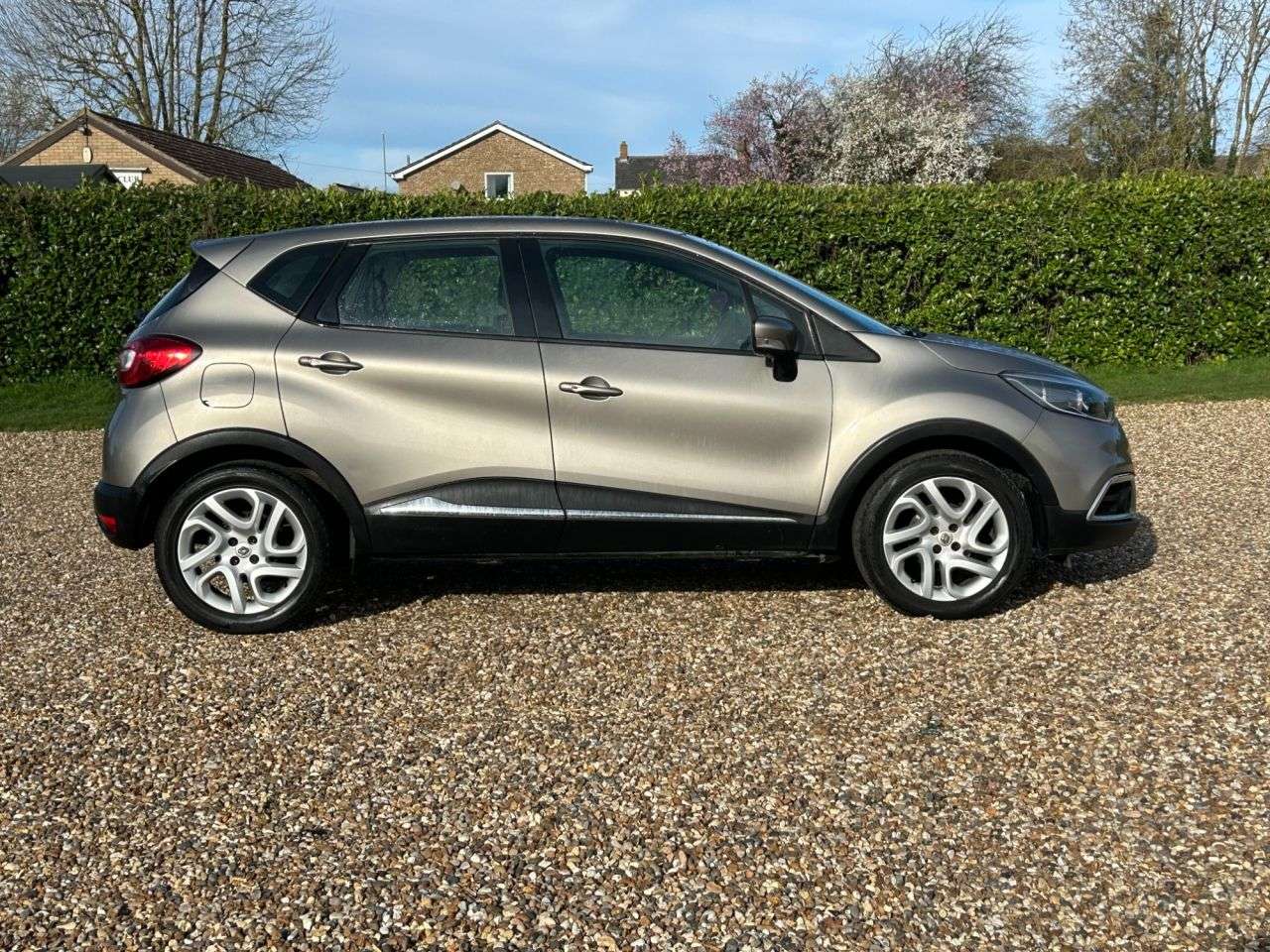 A 2014 RENAULT CAPTUR 0.9 TCe ENERGY Dynamique MediaNav SUV 5dr Petrol Manual Euro 5 (s/s) (90 ps A 2014 RENAULT CAPTUR 0.9 TCe ENERGY Dynamique MediaNav SUV 5dr Petrol Manual Euro 5 (s/s) (90 ps