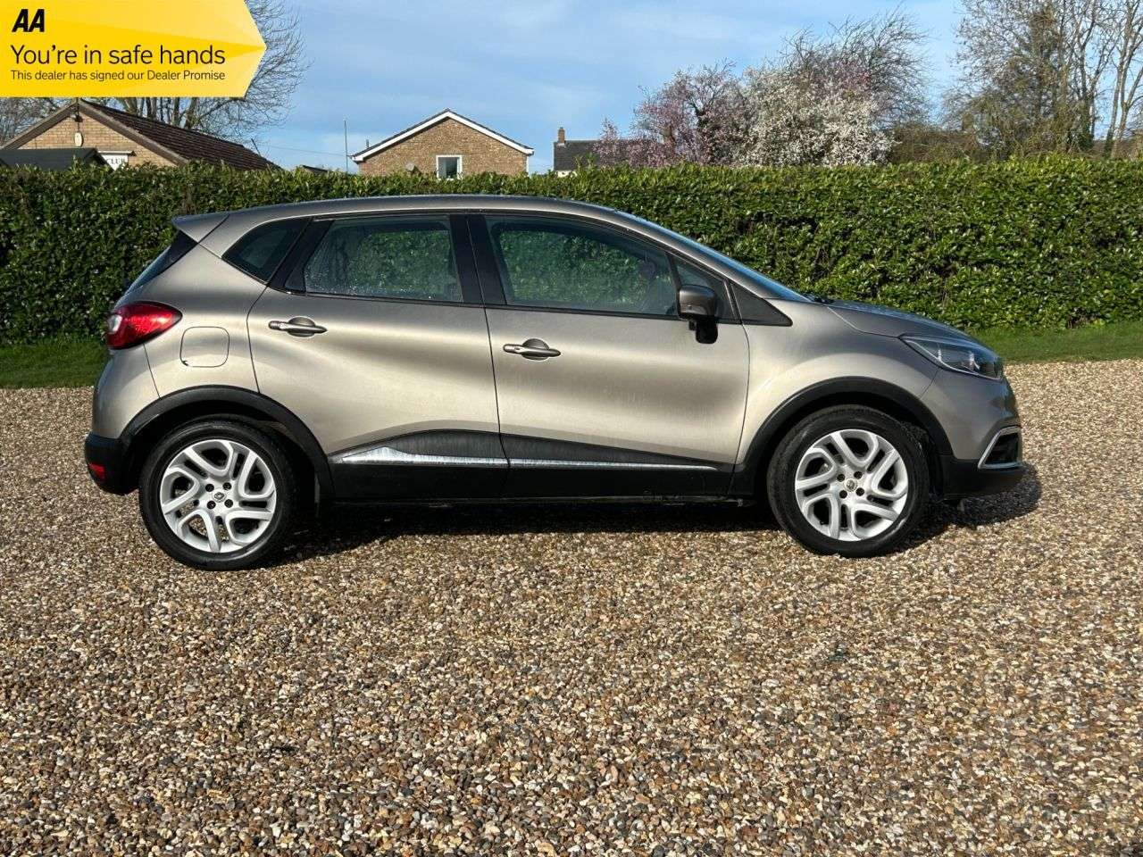 A 2014 RENAULT CAPTUR 0.9 TCe ENERGY Dynamique MediaNav SUV 5dr Petrol Manual Euro 5 (s/s) (90 ps A 2014 RENAULT CAPTUR 0.9 TCe ENERGY Dynamique MediaNav SUV 5dr Petrol Manual Euro 5 (s/s) (90 ps